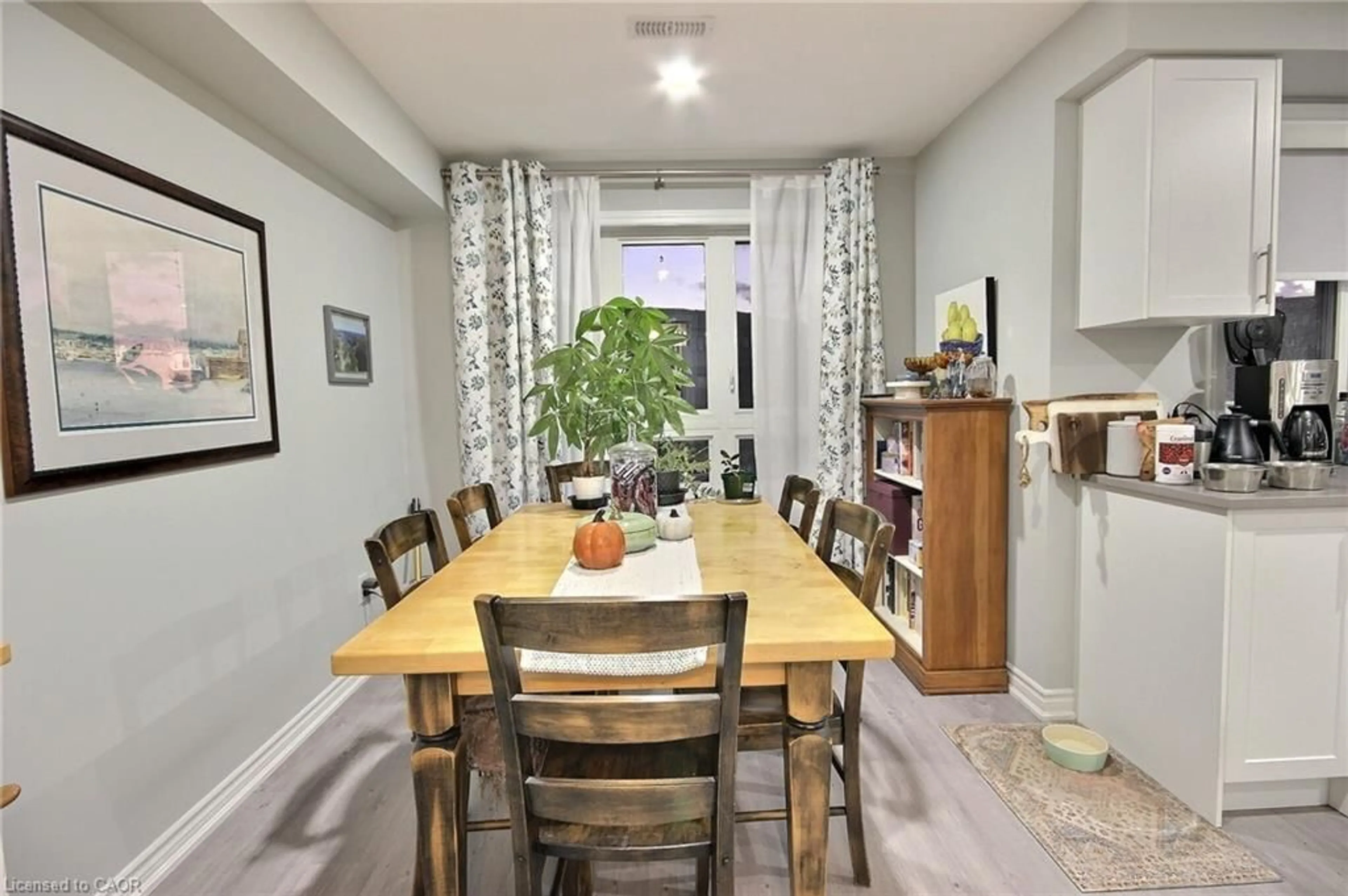Dining room, wood/laminate floor for 287 Chapel Hill Dr, Kitchener Ontario N2R 0S4