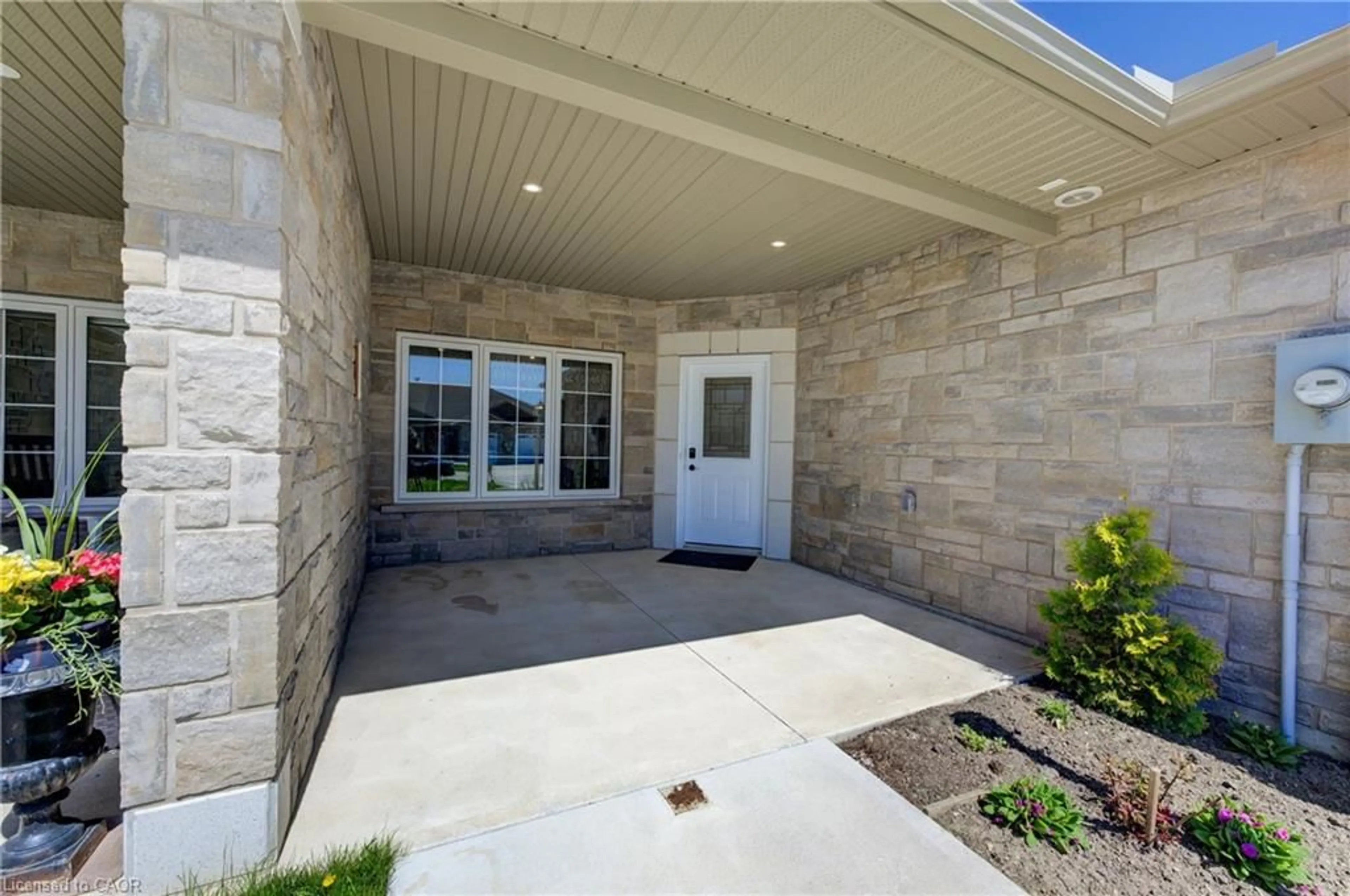 Indoor entryway for 103 Broomer Cres, Mount Forest Ontario N0G 2L2