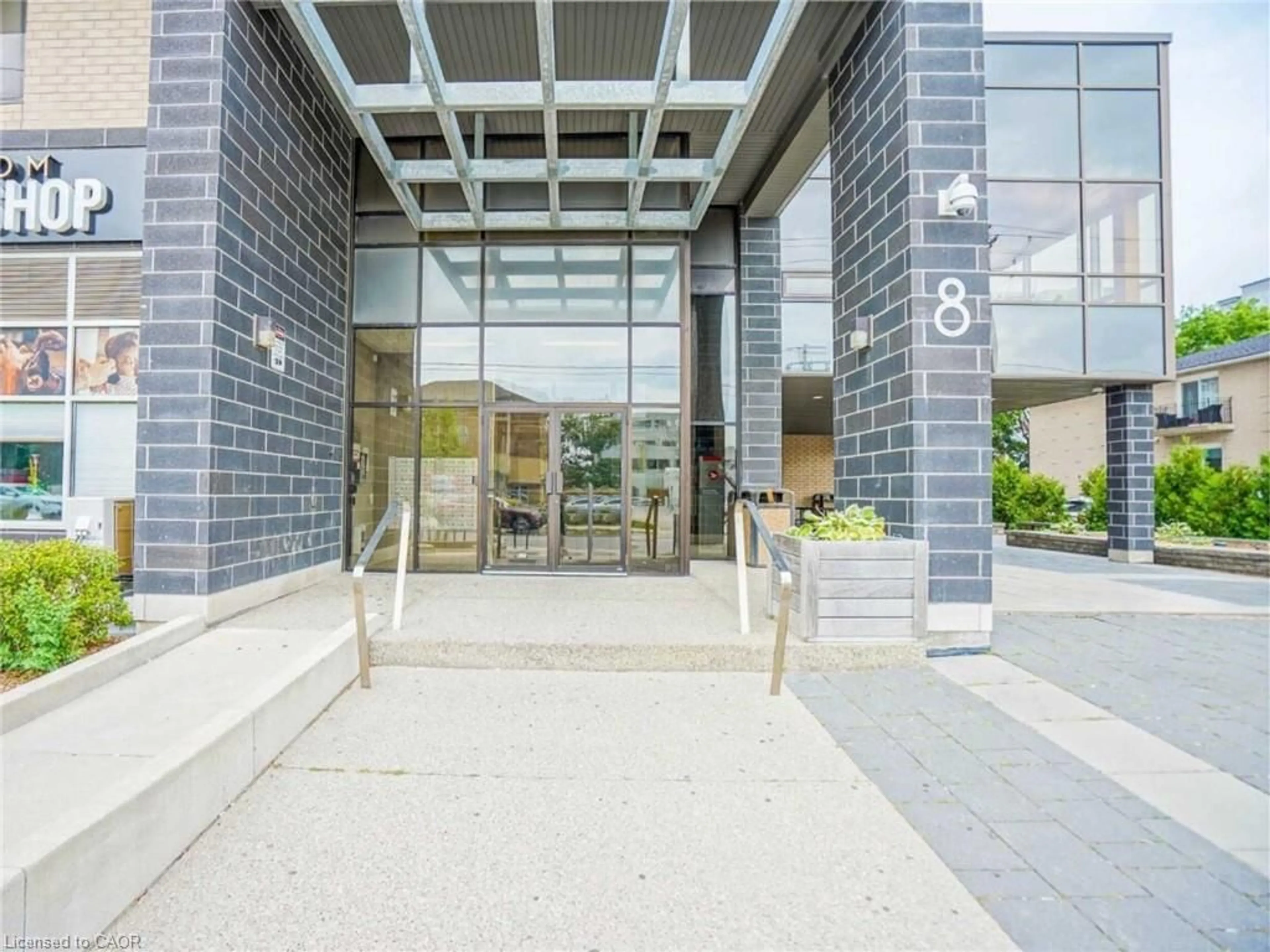 Indoor foyer for 8 Hickory St #1105, Waterloo Ontario N2L 3H6