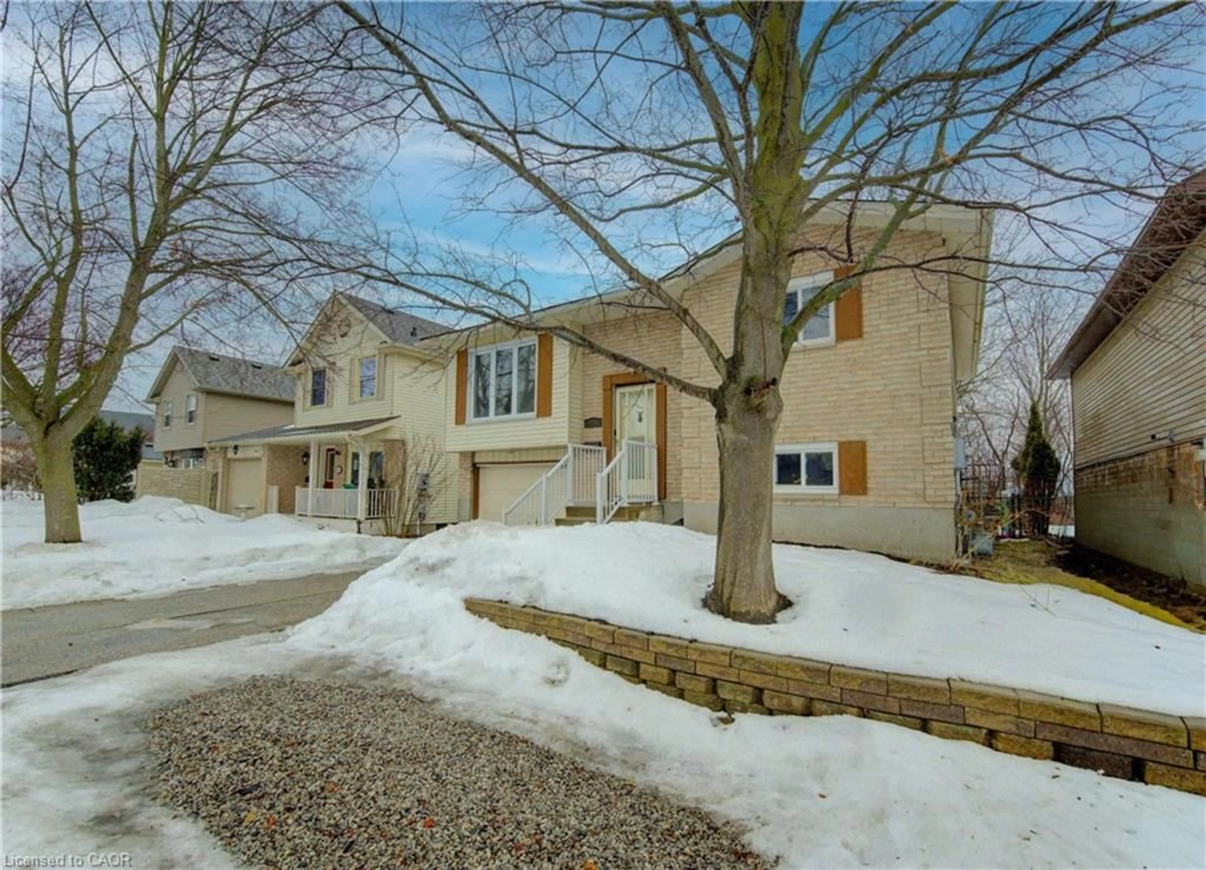 A pic from outside/outdoor area/front of a property/back of a property/a pic from drone, street for 414 Woods Lane, Cambridge Ontario N3H 5J4