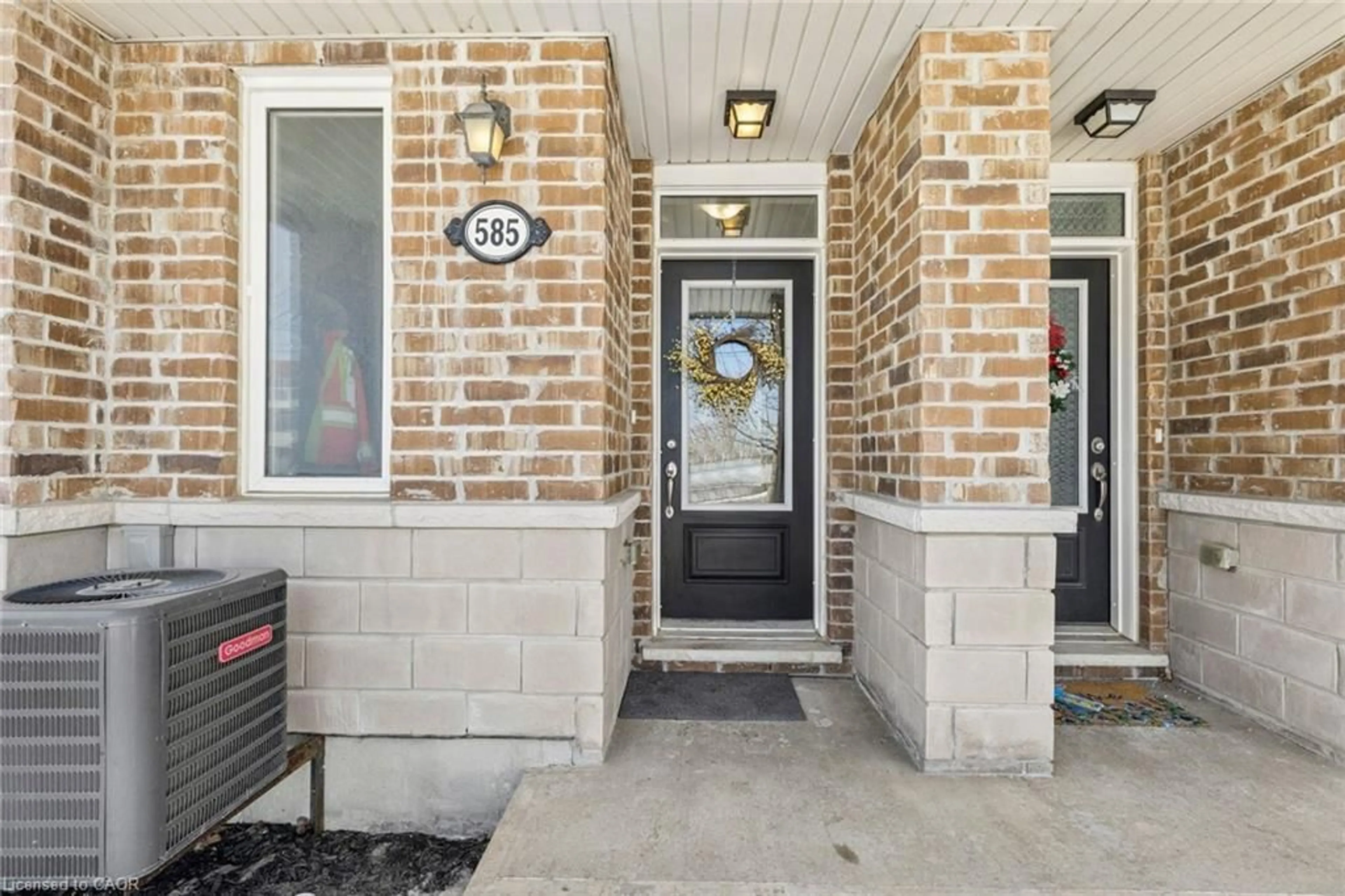 Indoor entryway for 585 Goldenrod Lane, Kitchener Ontario N2R 0L7