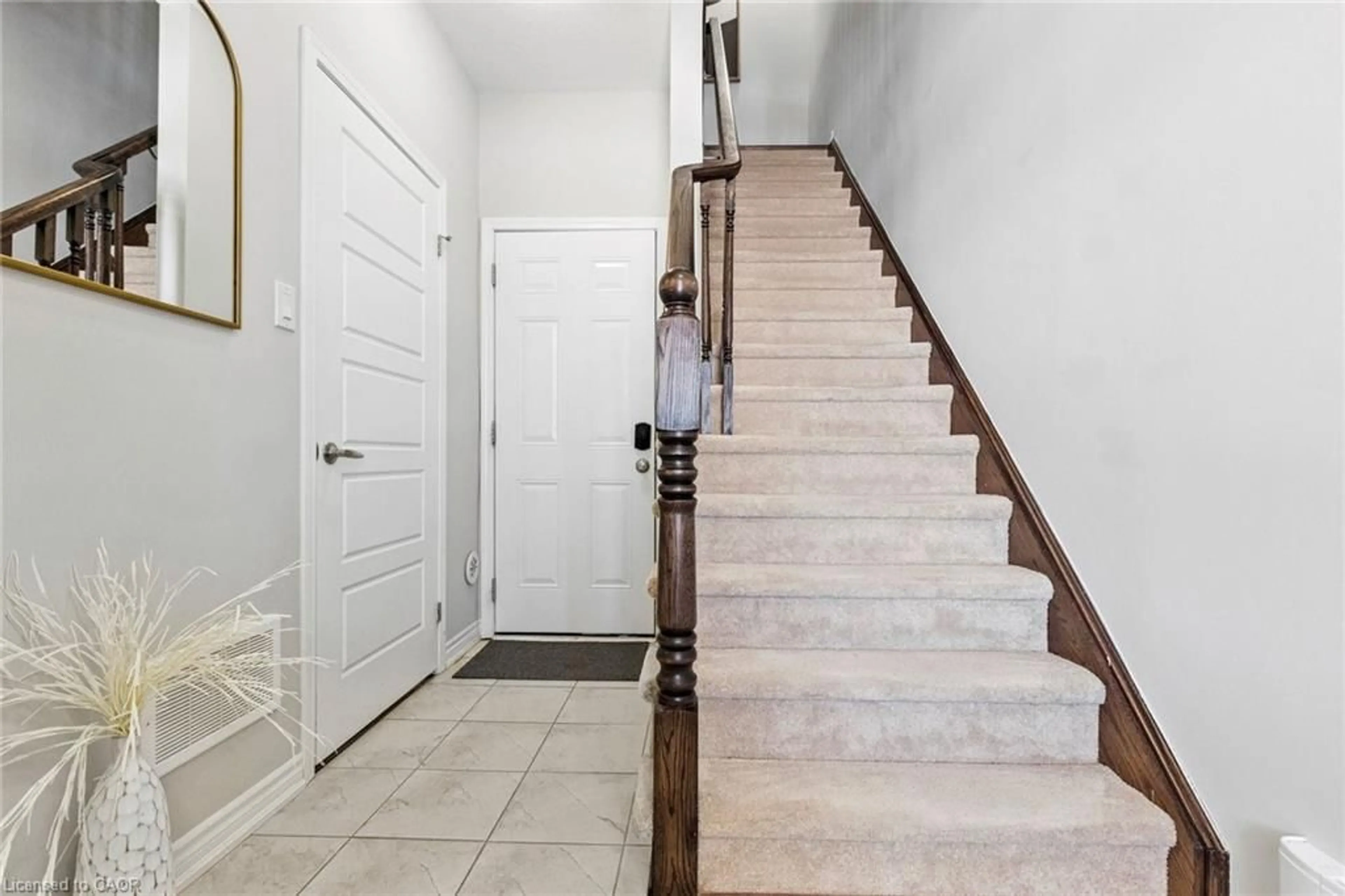 Indoor entryway for 585 Goldenrod Lane, Kitchener Ontario N2R 0L7