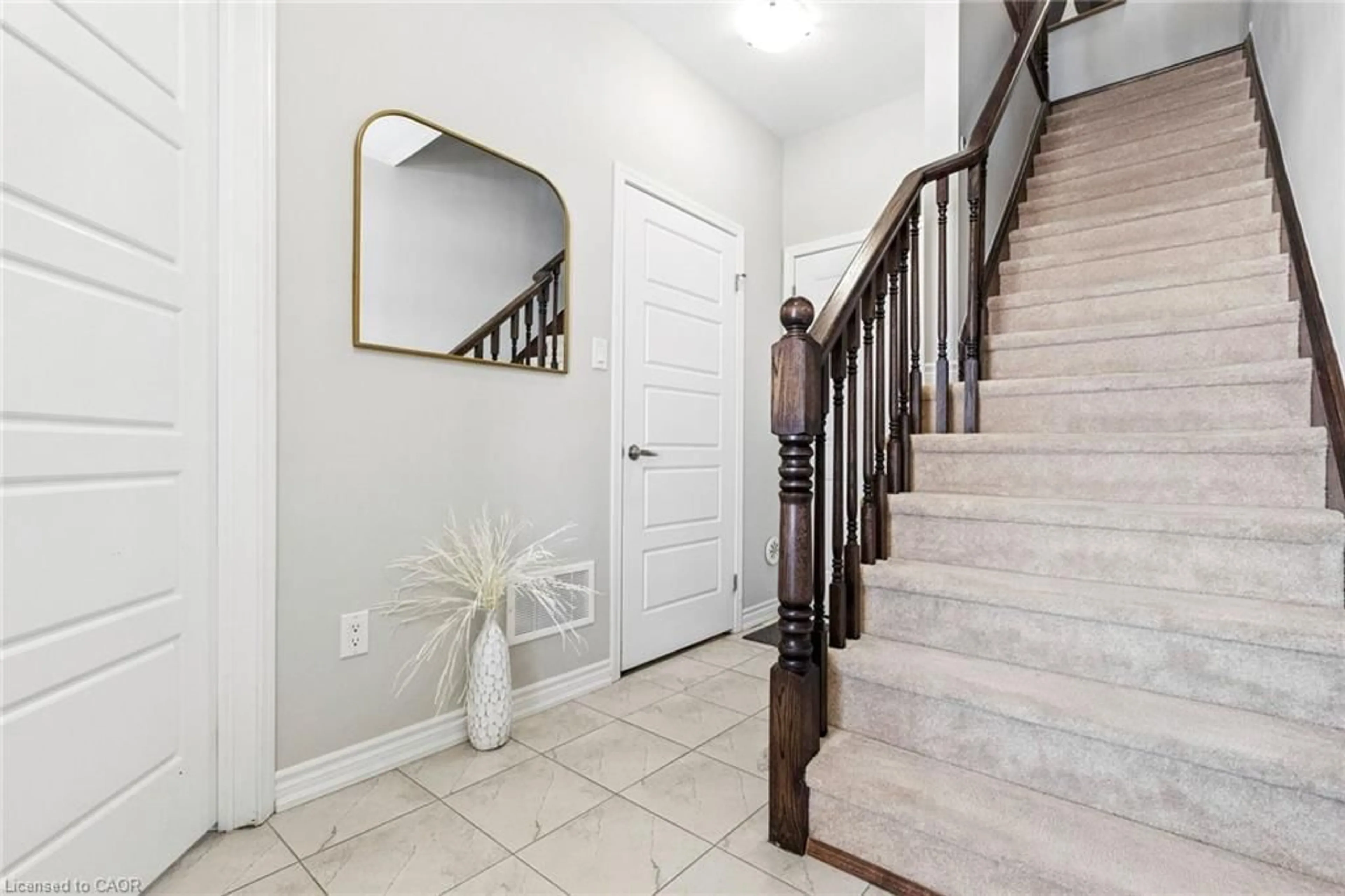 Indoor entryway for 585 Goldenrod Lane, Kitchener Ontario N2R 0L7