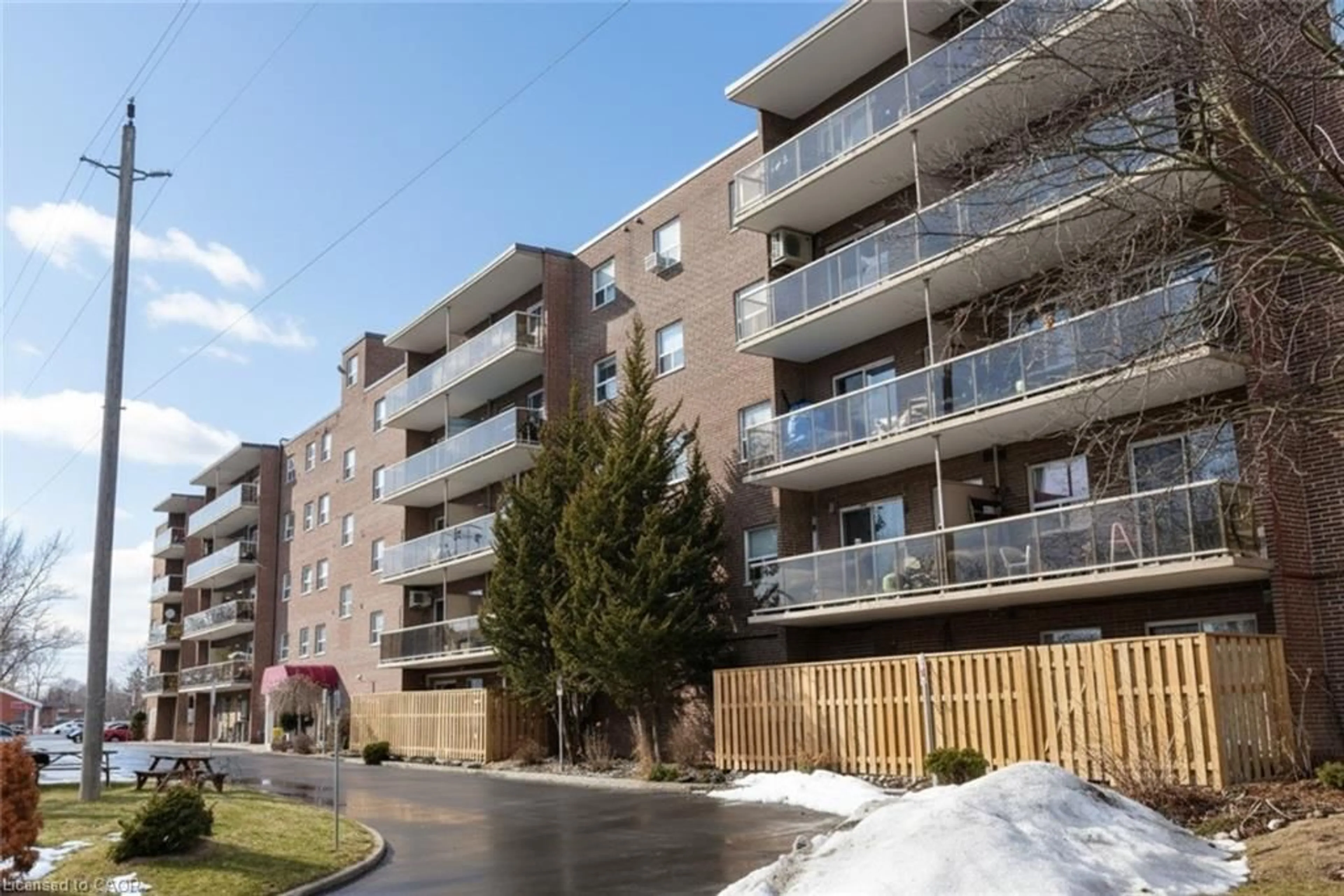 Patio, street for 793 Colborne St #205, Brantford Ontario N3S 7J3