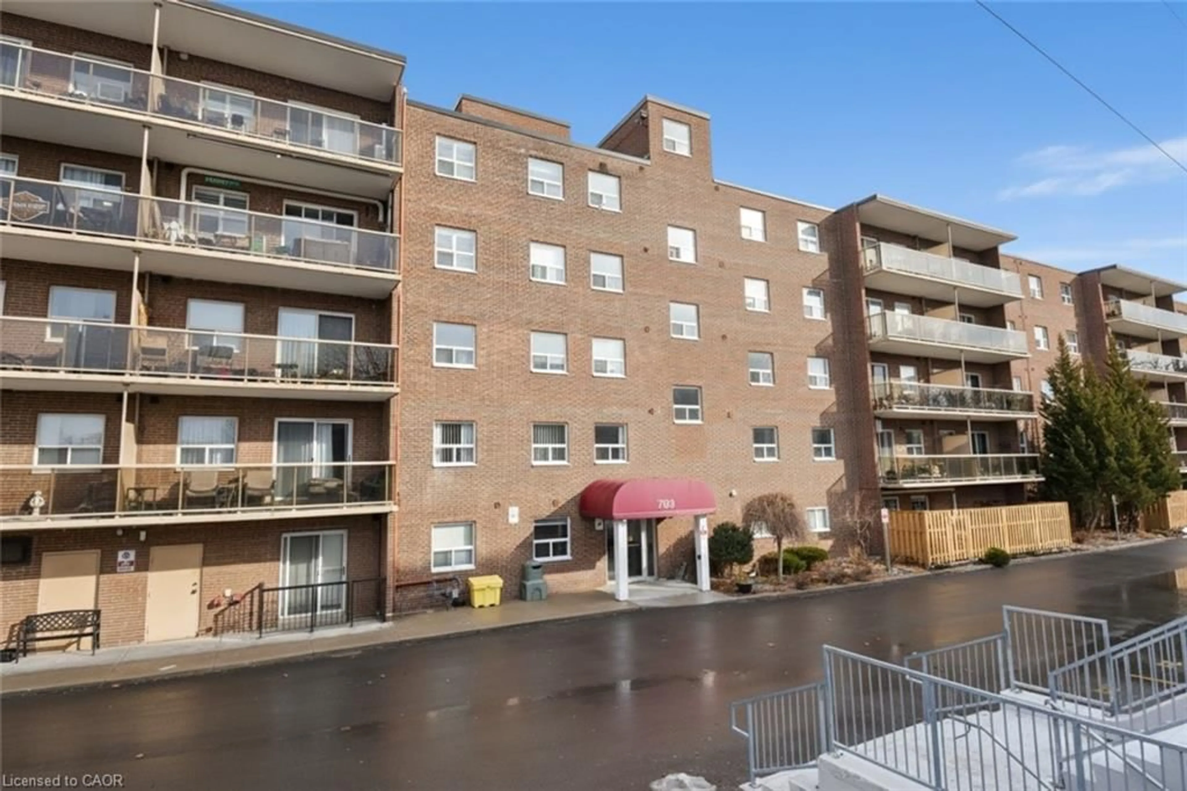 Patio, building for 793 Colborne St #205, Brantford Ontario N3S 7J3