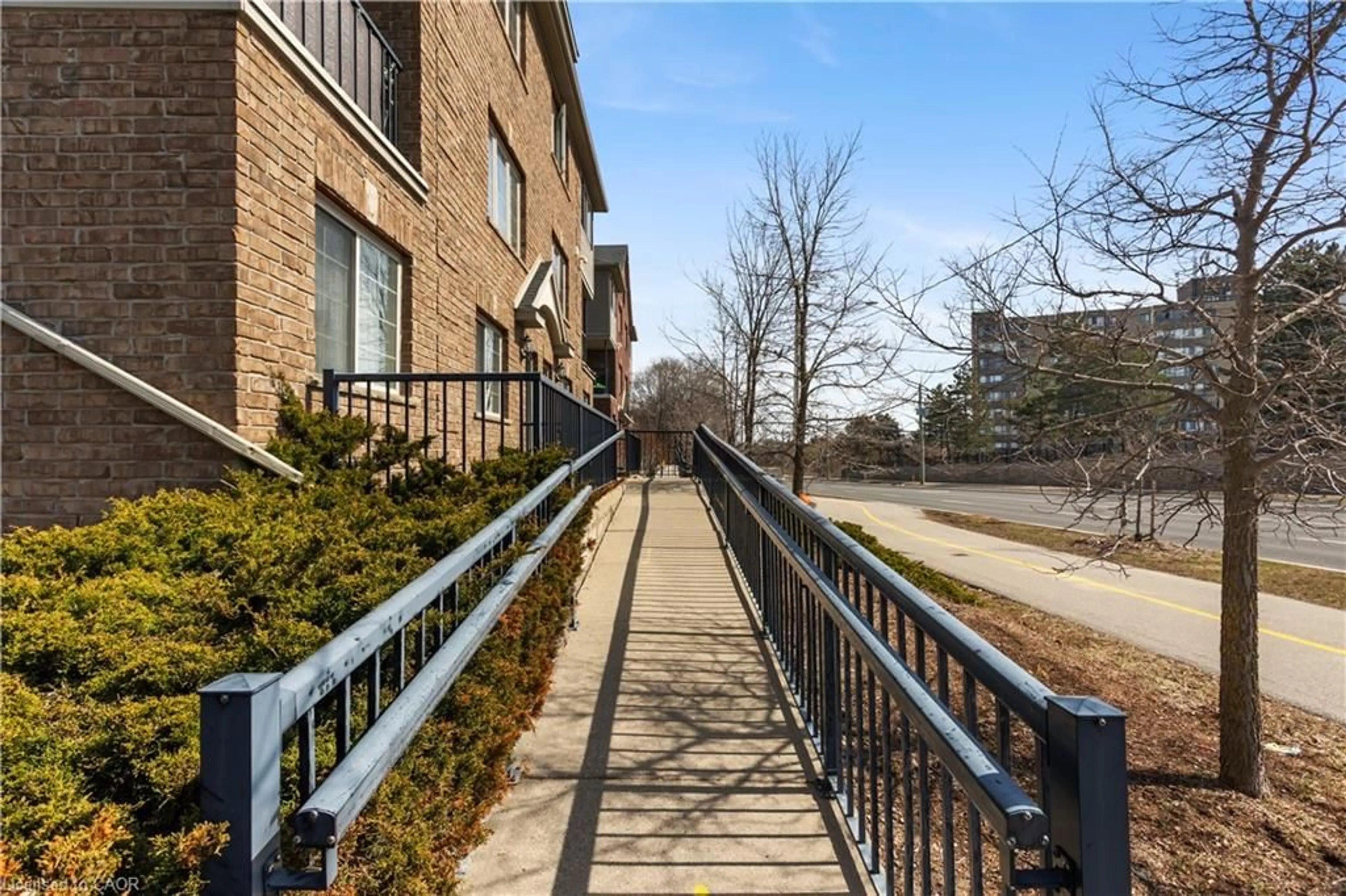 Patio, street for 950 Highland Rd #20, Kitchener Ontario N2N 0A5