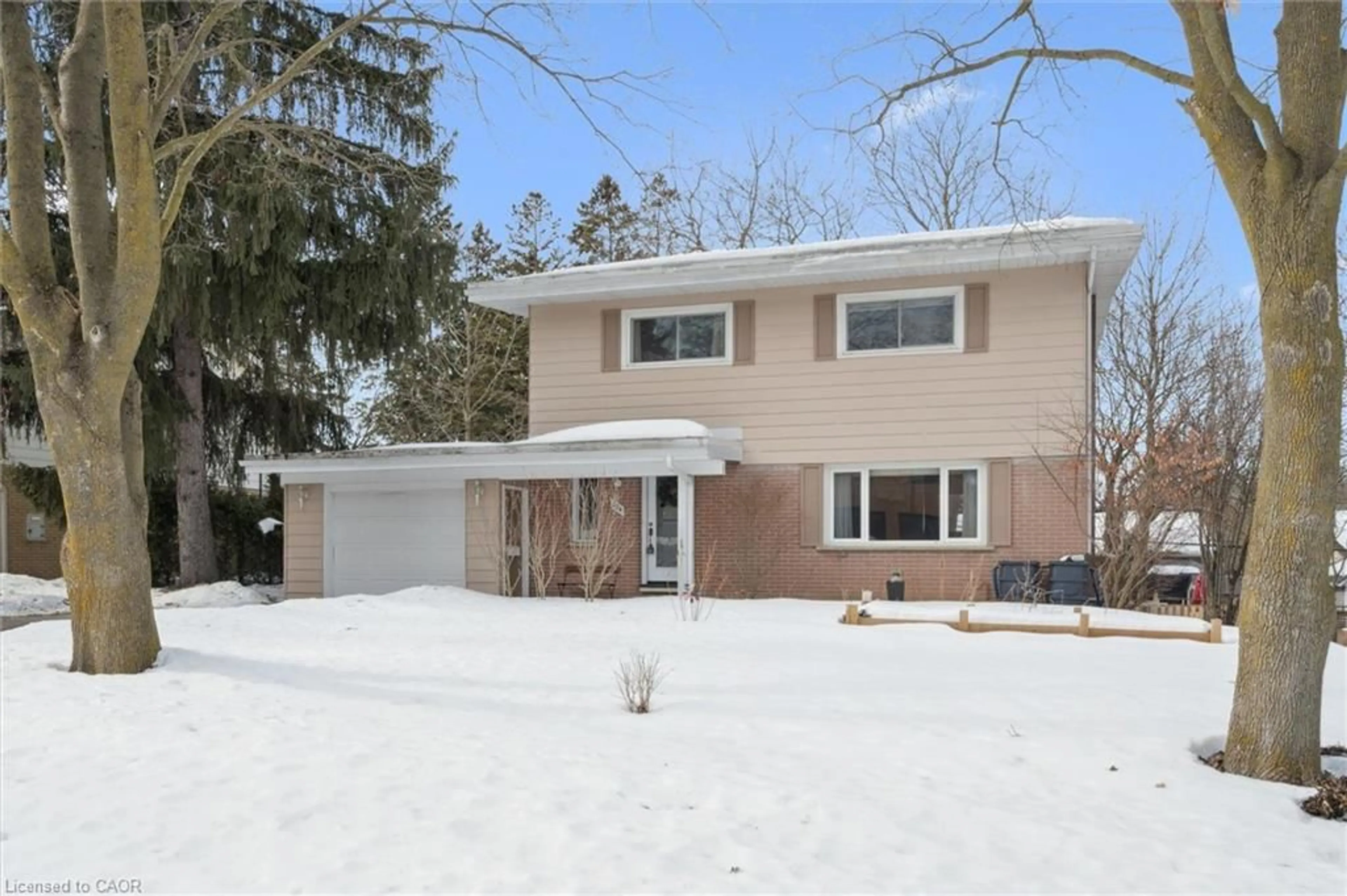 Home with vinyl exterior material, street for 224 Lincoln Rd, Waterloo Ontario N2J 2P3