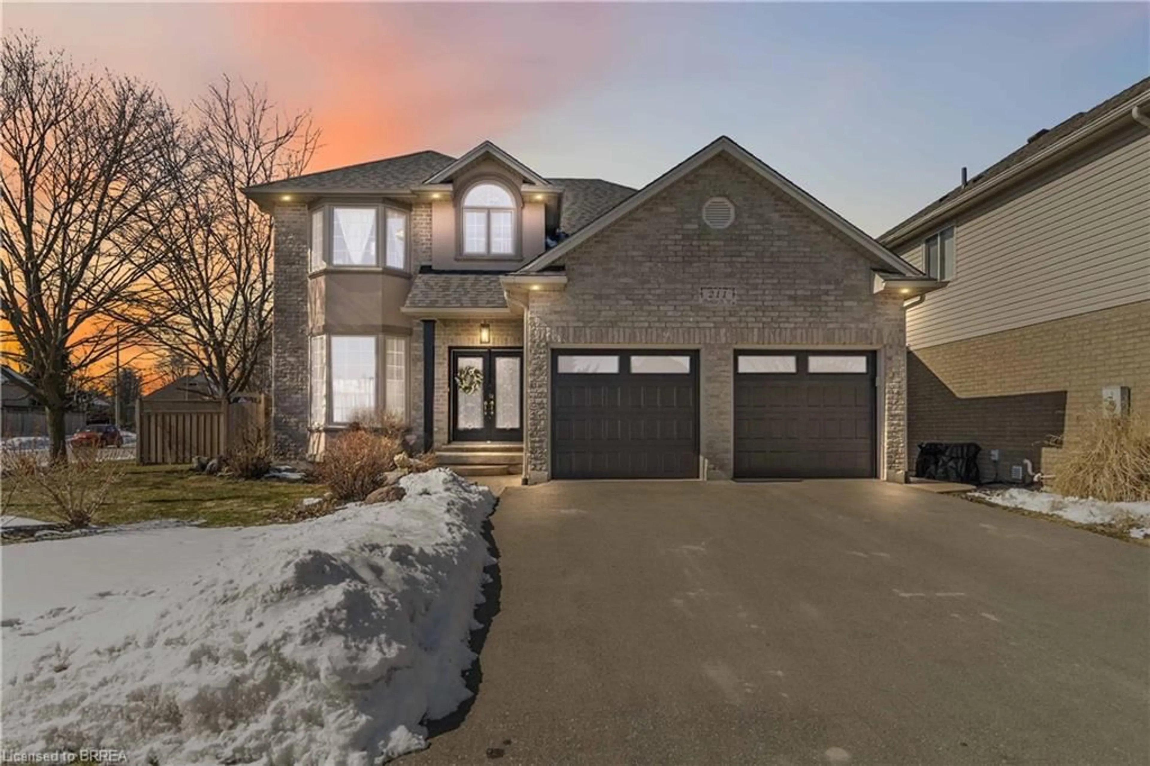 Home with brick exterior material, street for 211 Dundas St, Paris Ontario N3L 4H2