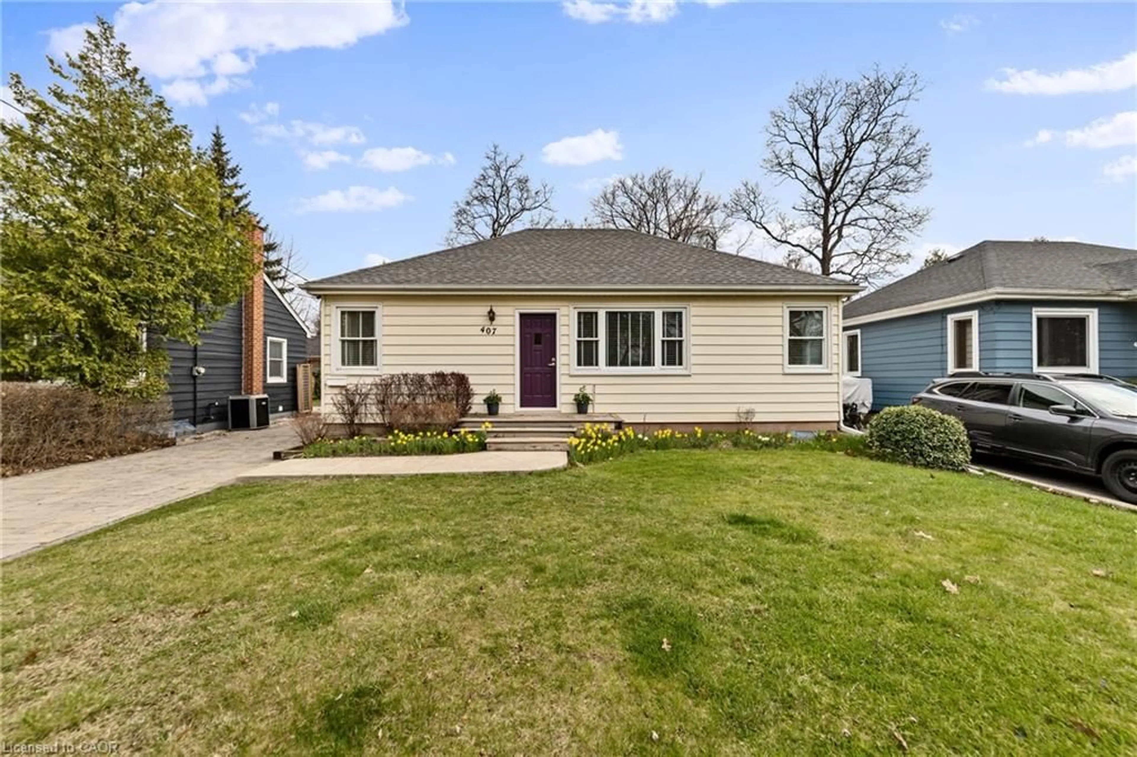 Home with vinyl exterior material, street for 407 Queen Mary Dr, Oakville Ontario L6K 3M2