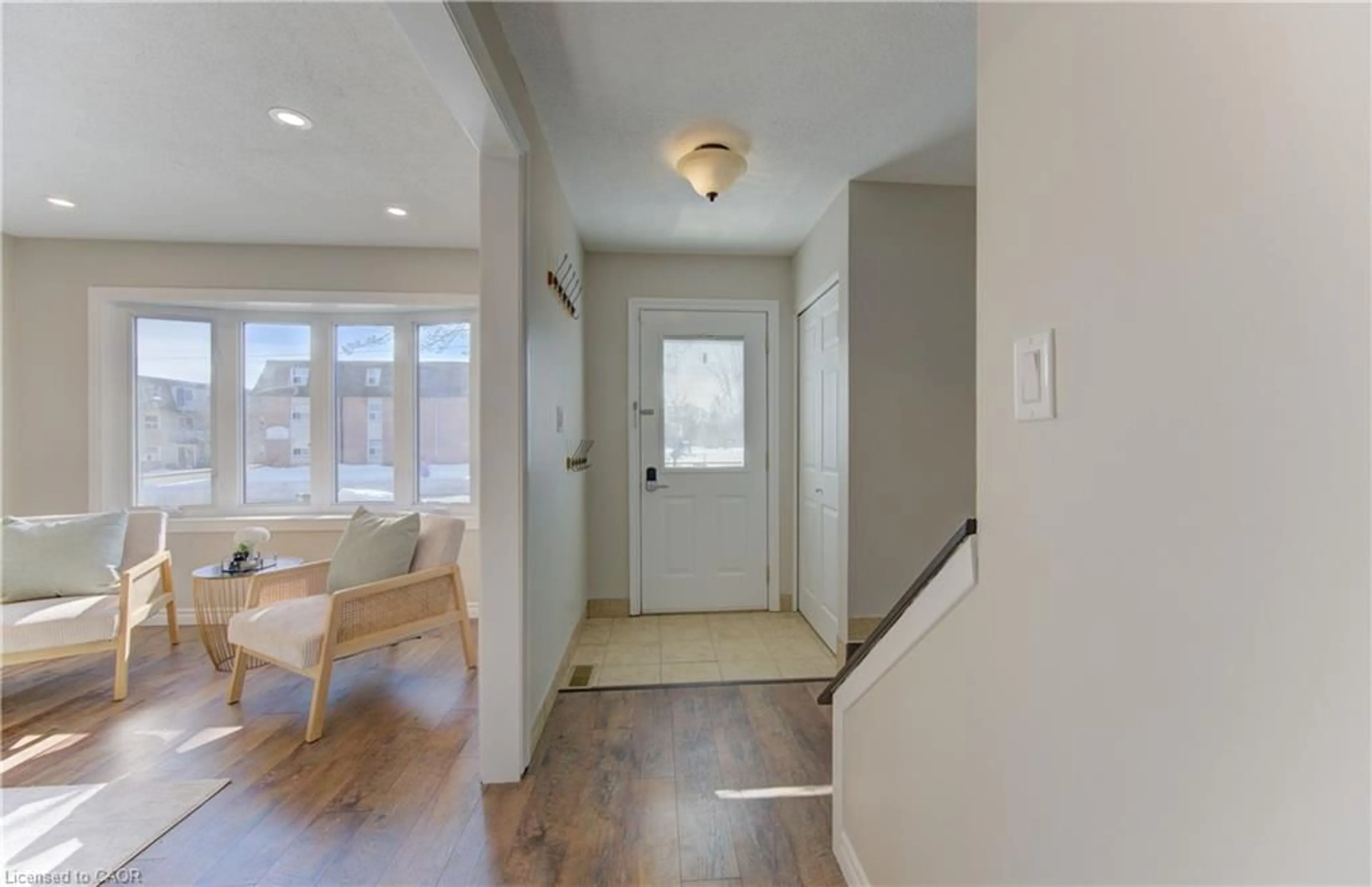 Indoor entryway for 151 Hincks St #B, New Hamburg Ontario N3A 2B1