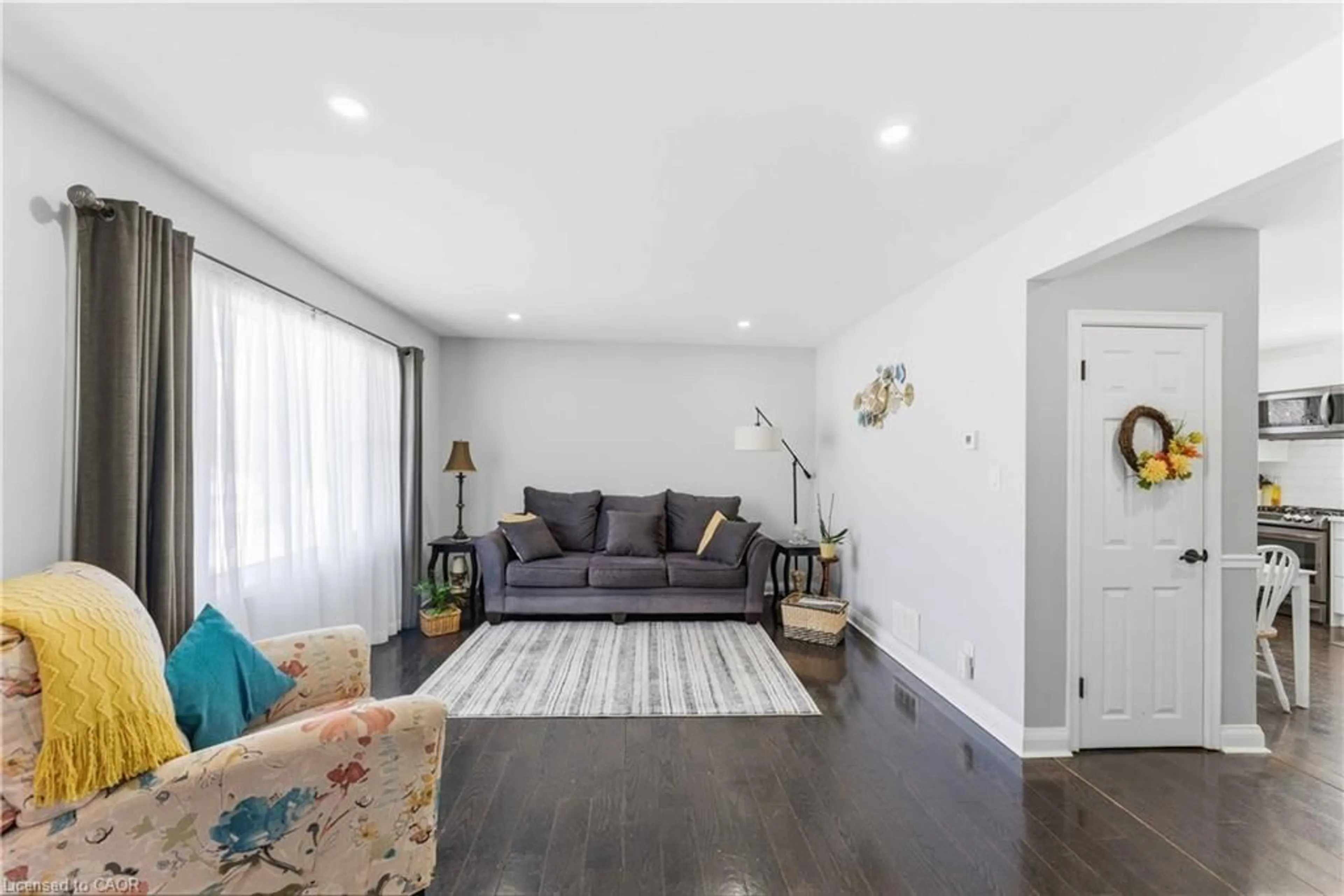 Living room with furniture, wood/laminate floor for 6122 Burdette Dr, Niagara Falls Ontario L2E 5G7