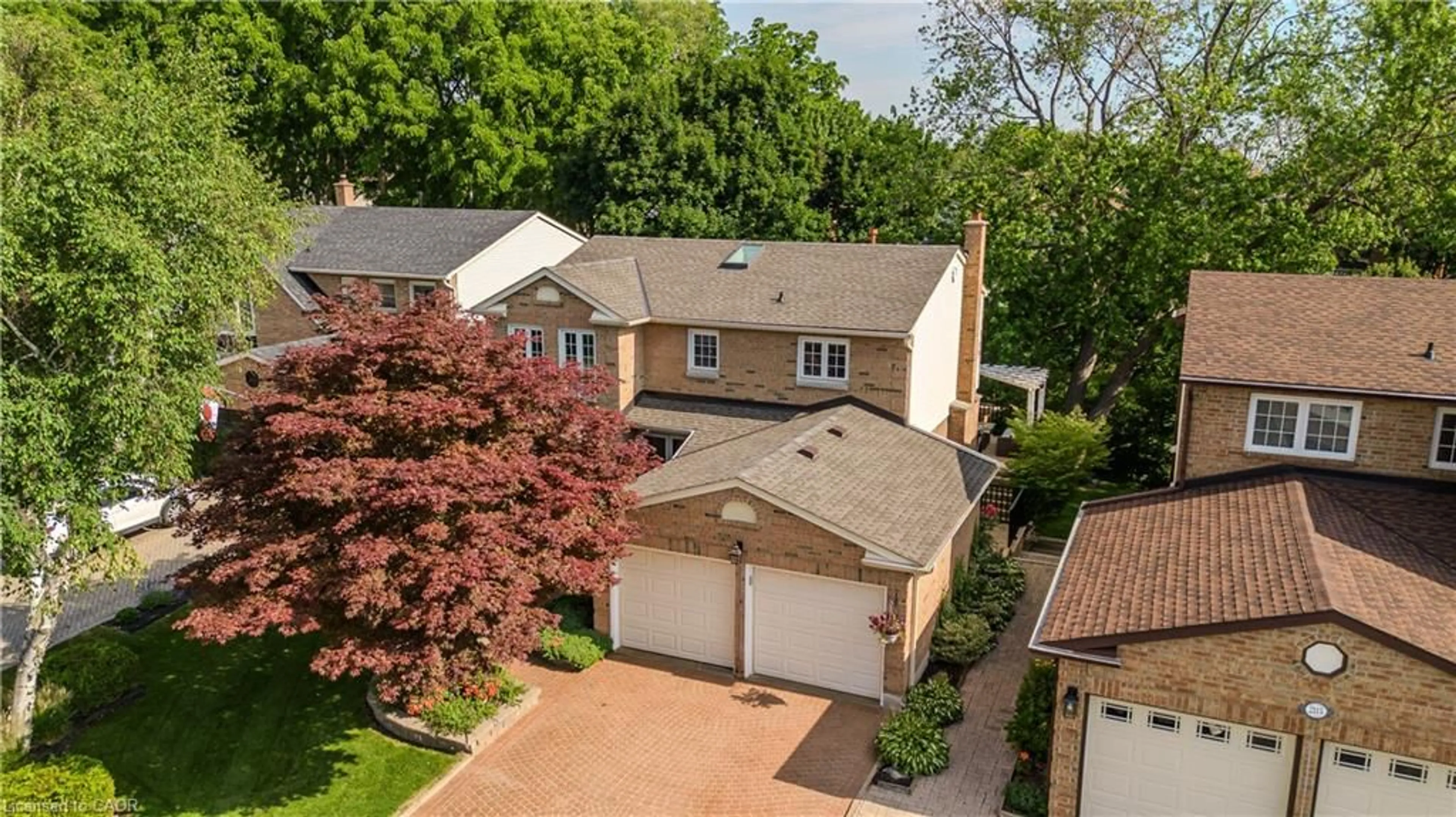 A pic from outside/outdoor area/front of a property/back of a property/a pic from drone, street for 2117 Fallingbrook Crt, Burlington Ontario L7M 2Y6