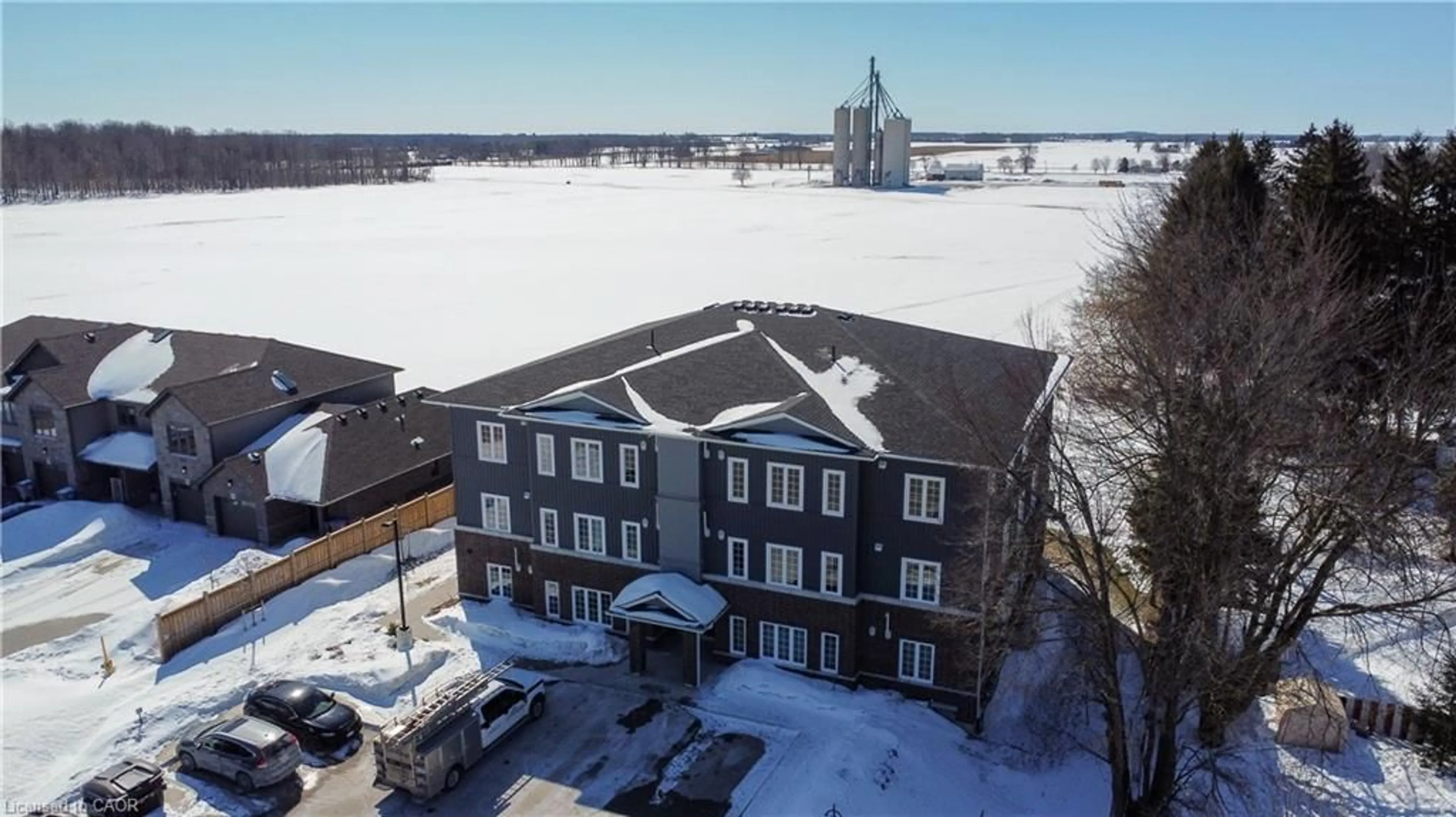 A pic from outside/outdoor area/front of a property/back of a property/a pic from drone, building for 25 Murray Crt #1, Milverton Ontario N0K 1M0