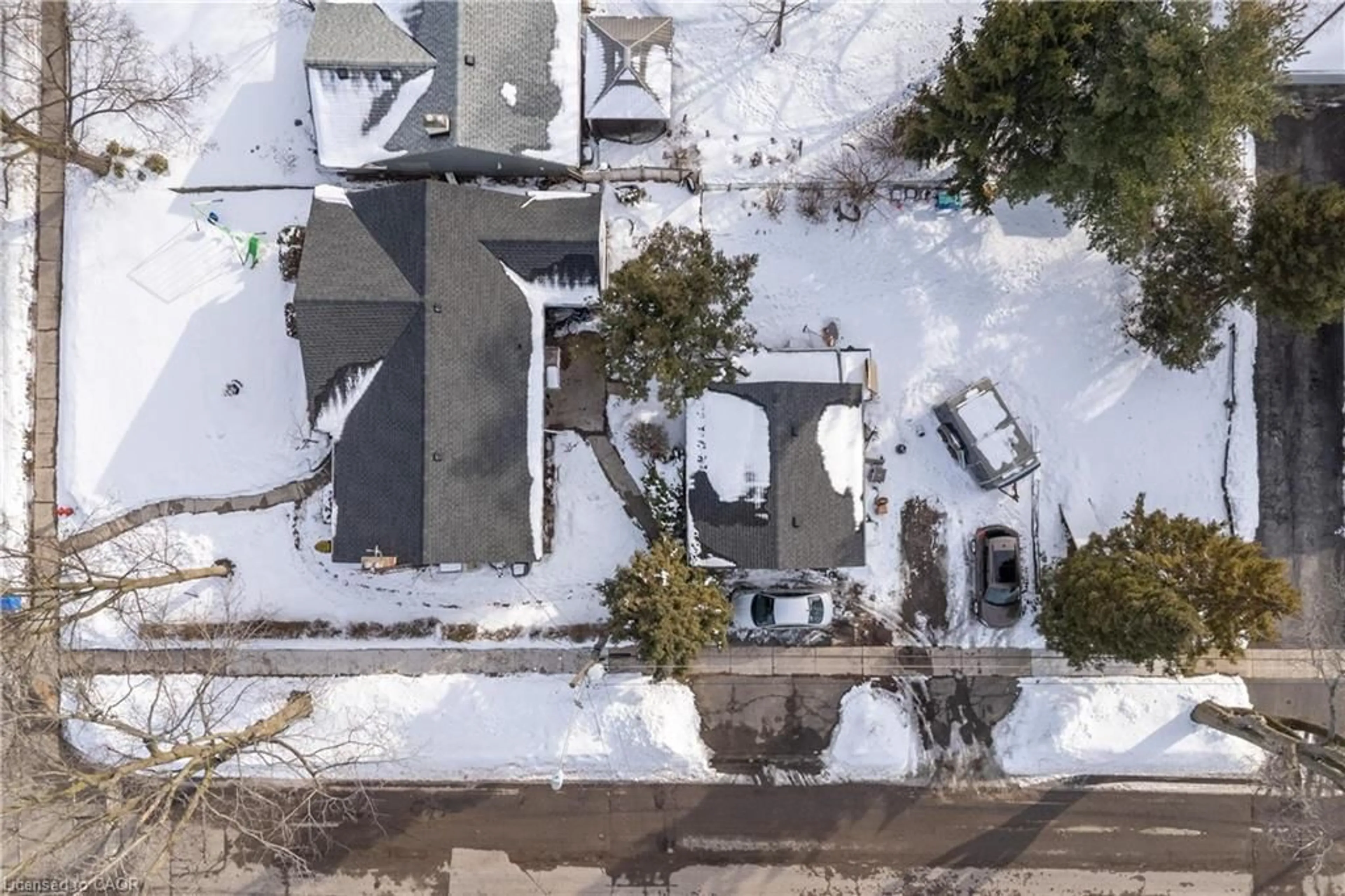 A pic from outside/outdoor area/front of a property/back of a property/a pic from drone, street for 3251 St Paul Ave, Niagara Falls Ontario L2J 2M2