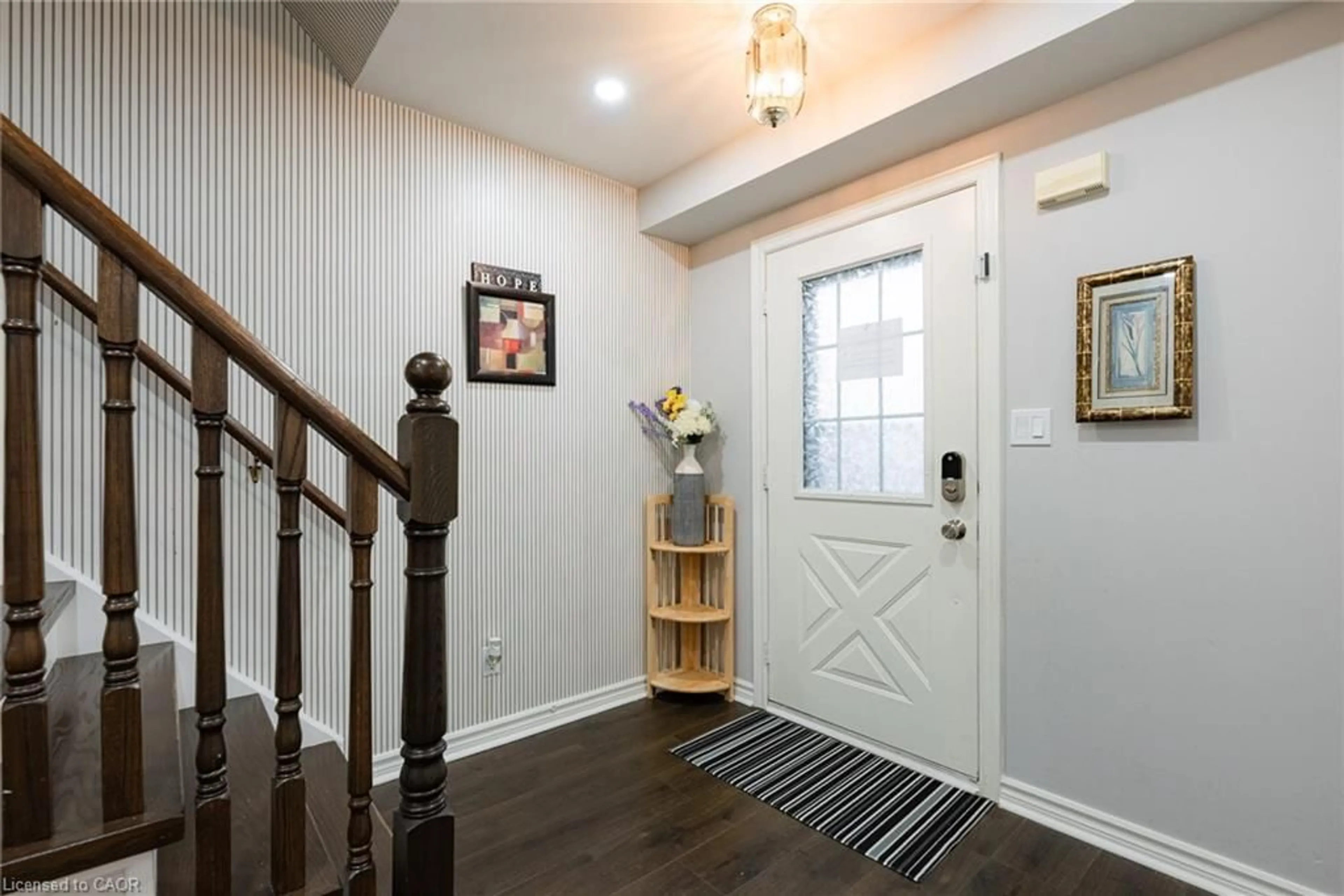 Indoor entryway for 201 Windsor St, Welland Ontario L3C 7E3