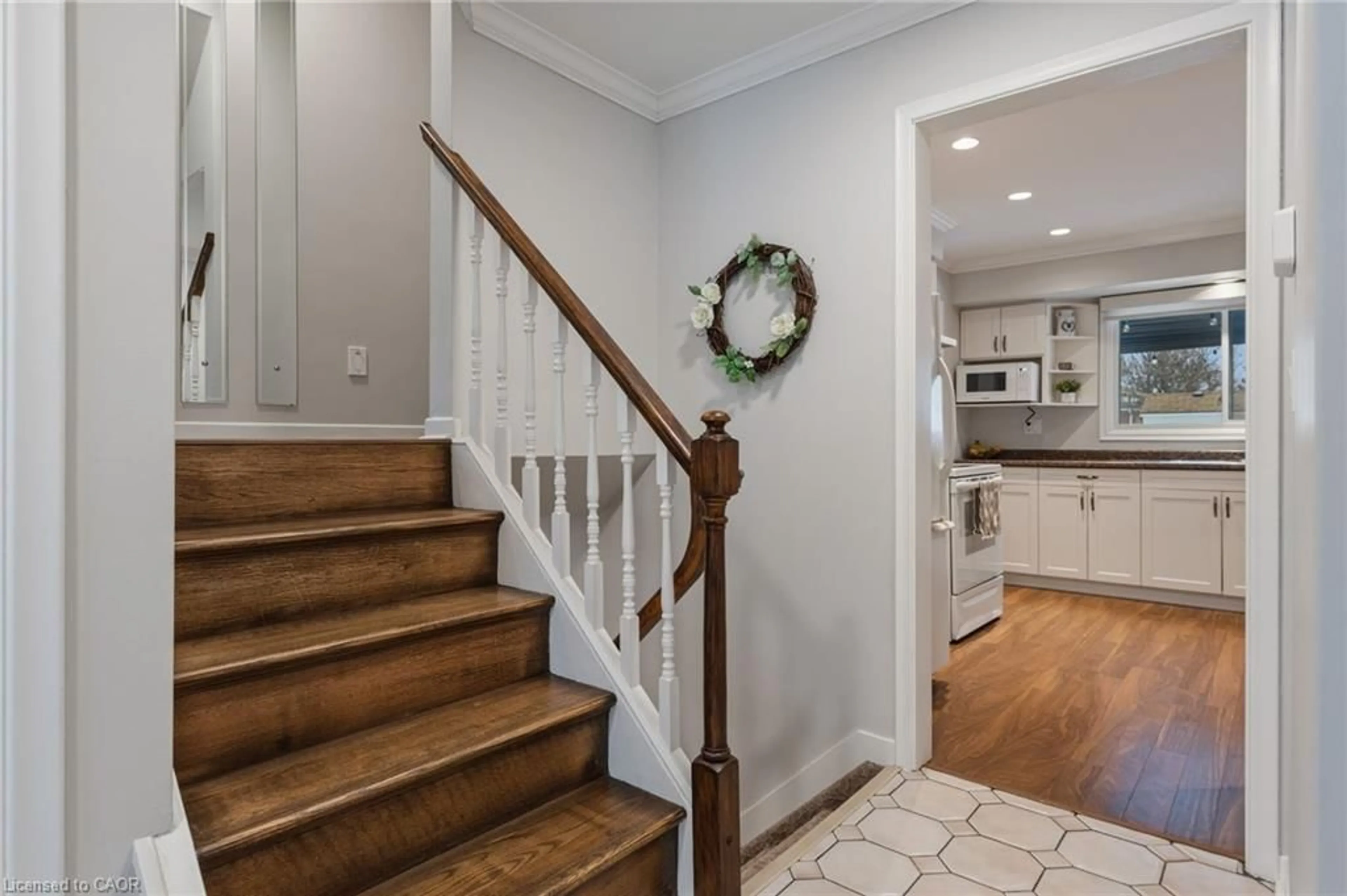 Indoor entryway for 112 Oak St, Simcoe Ontario N3Y 4S3