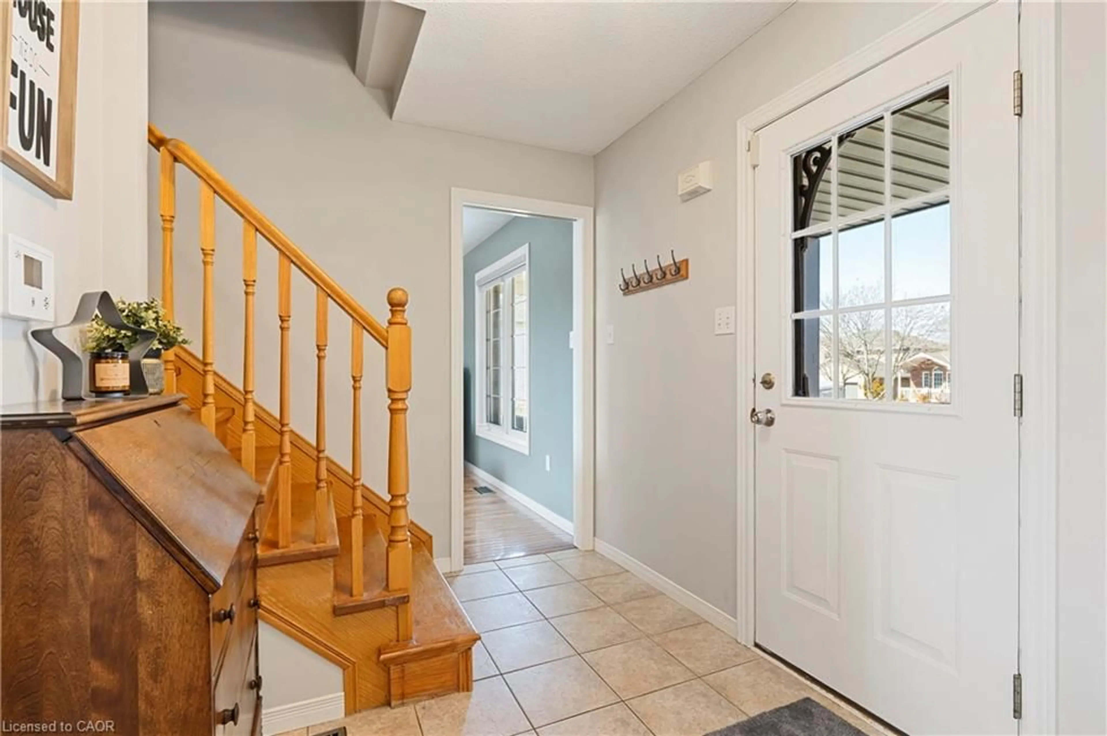 Indoor entryway for 77 Morgan Dr, Caledonia Ontario N3W 2L6