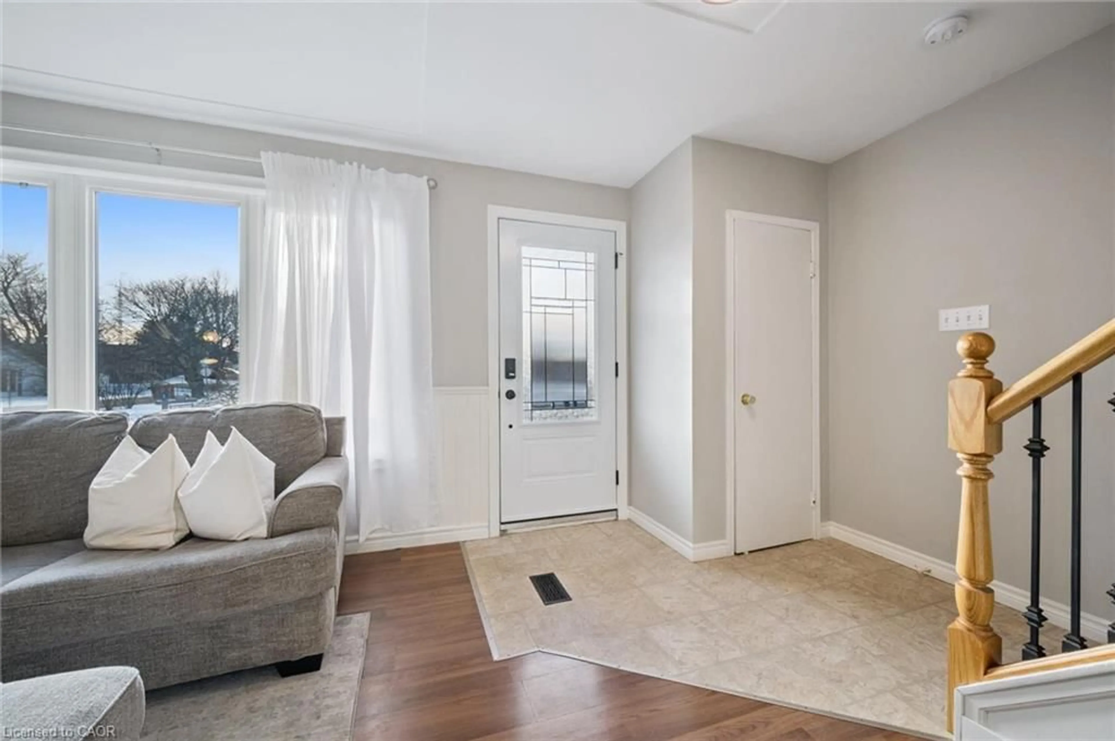 Indoor entryway for 123 Henry St, Cambridge Ontario N1R 3X3