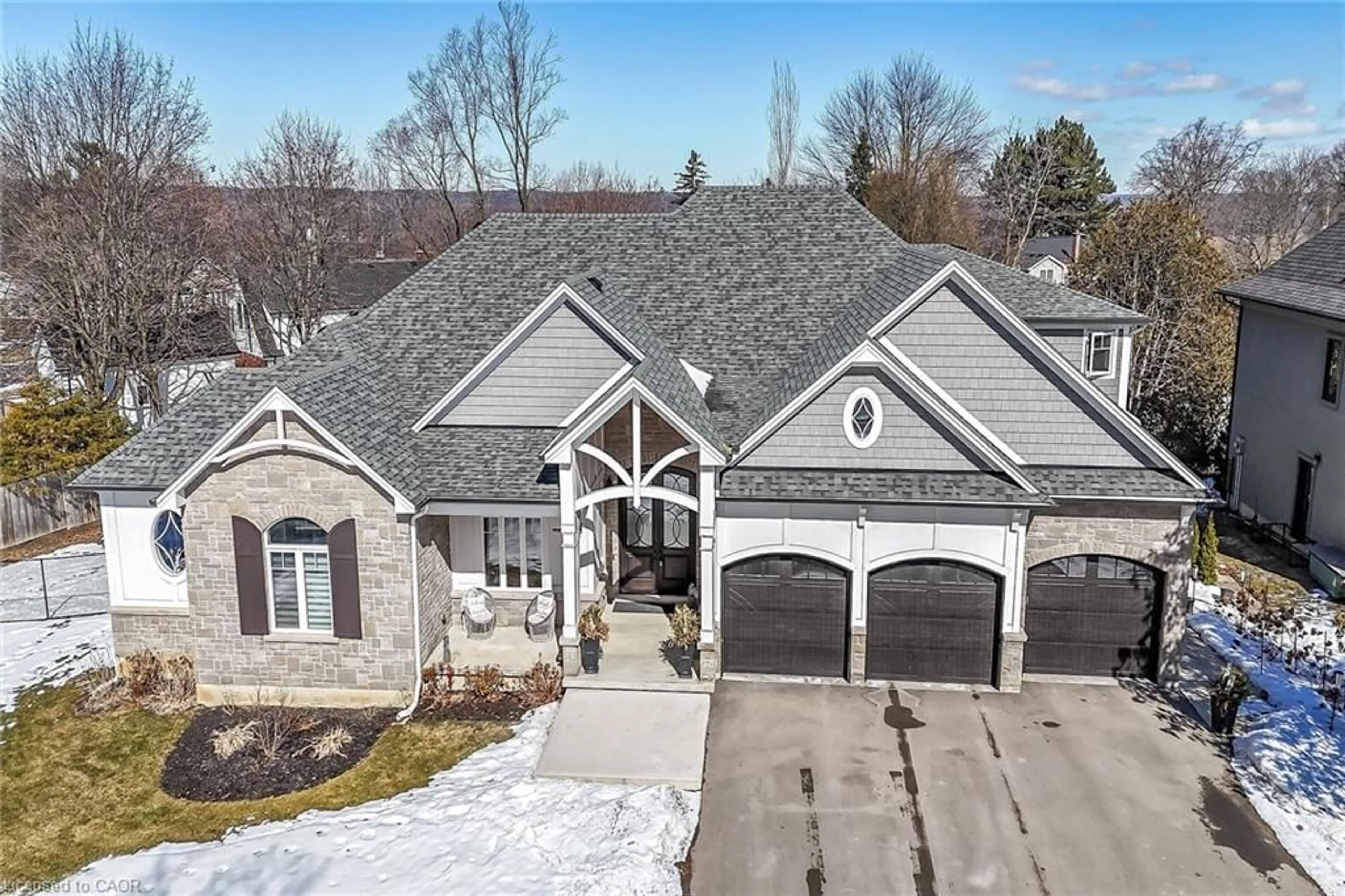 A pic from outside/outdoor area/front of a property/back of a property/a pic from drone, unknown for 747 Vernon Pl, Ancaster Ontario L9G 3H4