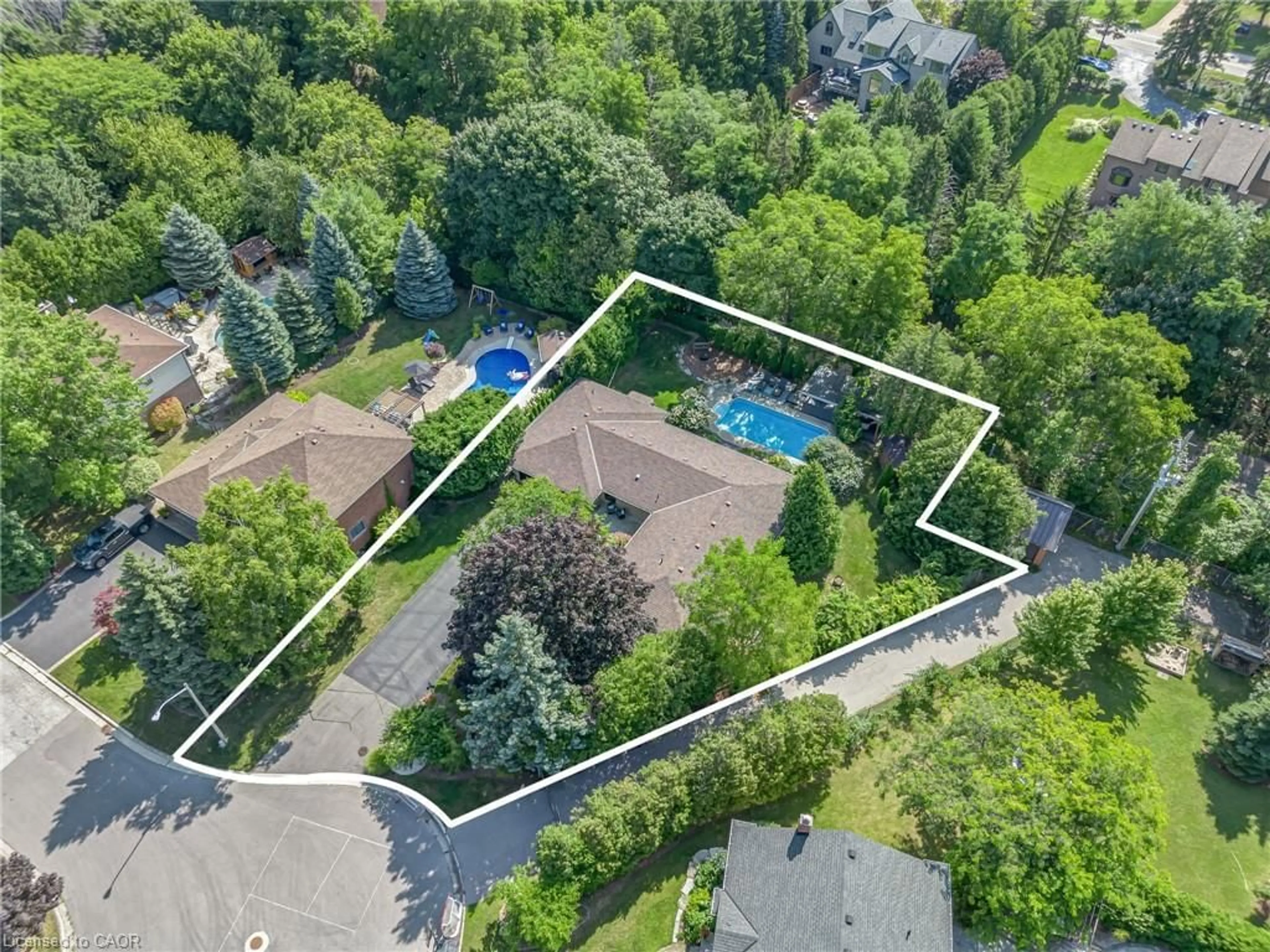 A pic from outside/outdoor area/front of a property/back of a property/a pic from drone, unknown for 30 Carl Cres, Waterdown Ontario L8B 0G5