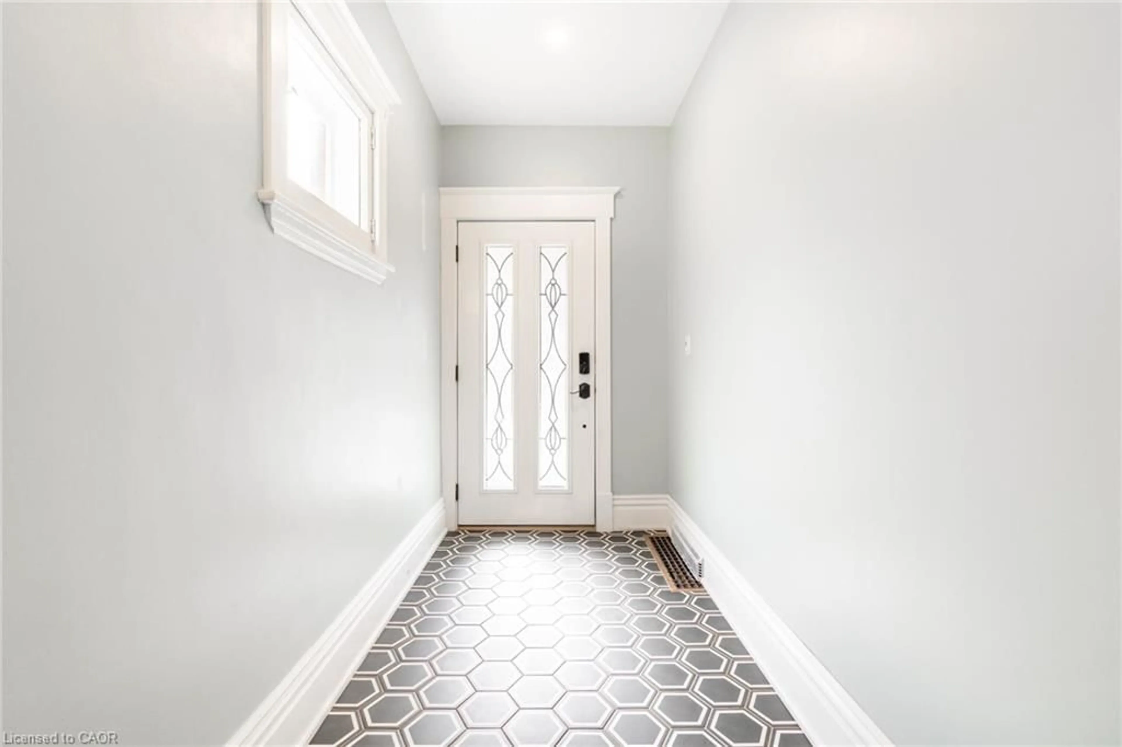 Indoor entryway for 11 Lorne Ave, Hamilton Ontario L8M 2X5