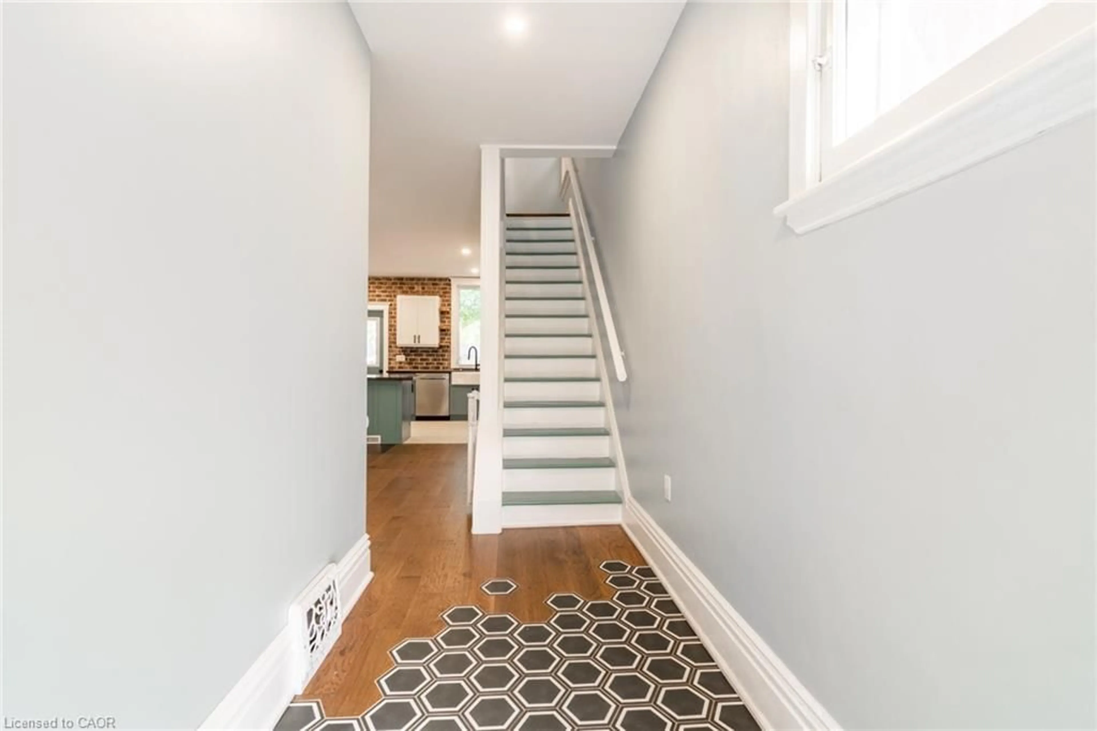 Indoor entryway for 11 Lorne Ave, Hamilton Ontario L8M 2X5