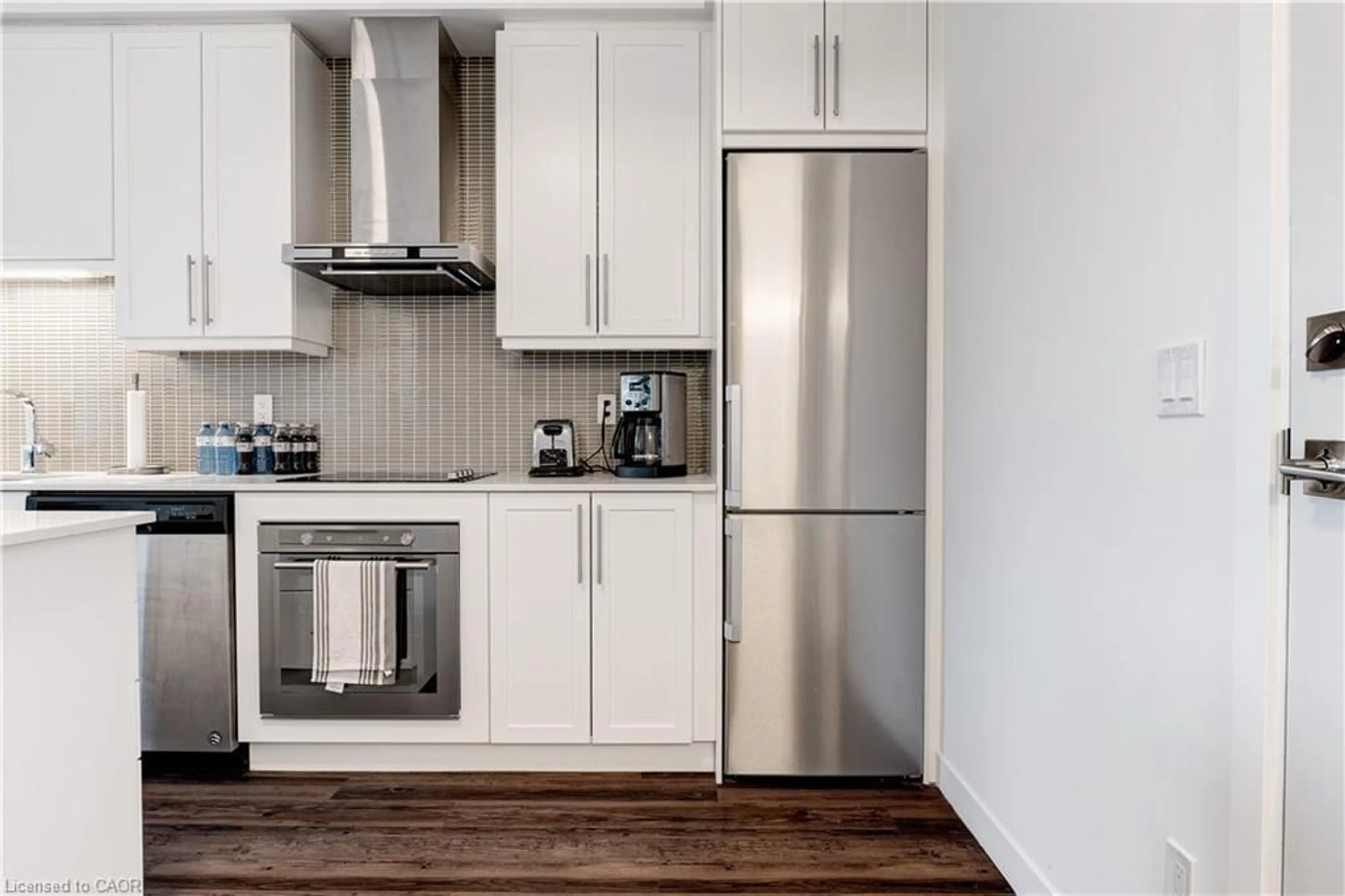 Standard kitchen, wood/laminate floor for 2087 Fairview St #2101, Burlington Ontario L7R 0E5