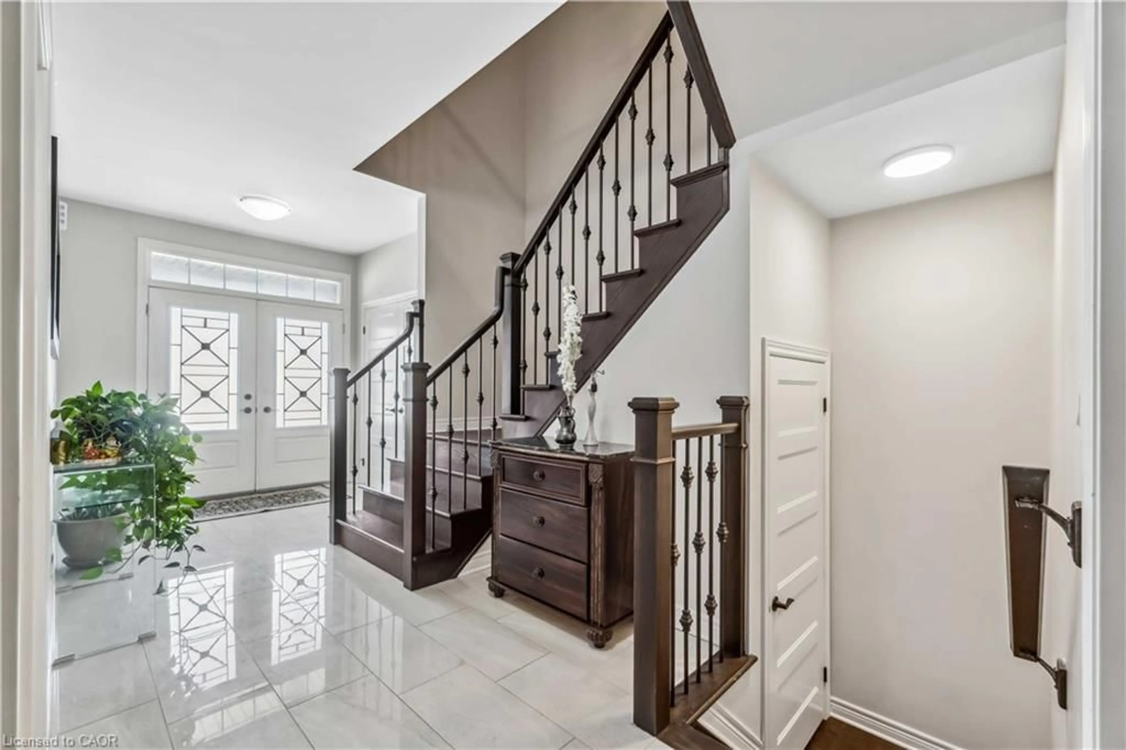 Indoor entryway for 1 Hopkins St, Thorold Ontario L2V 0E6