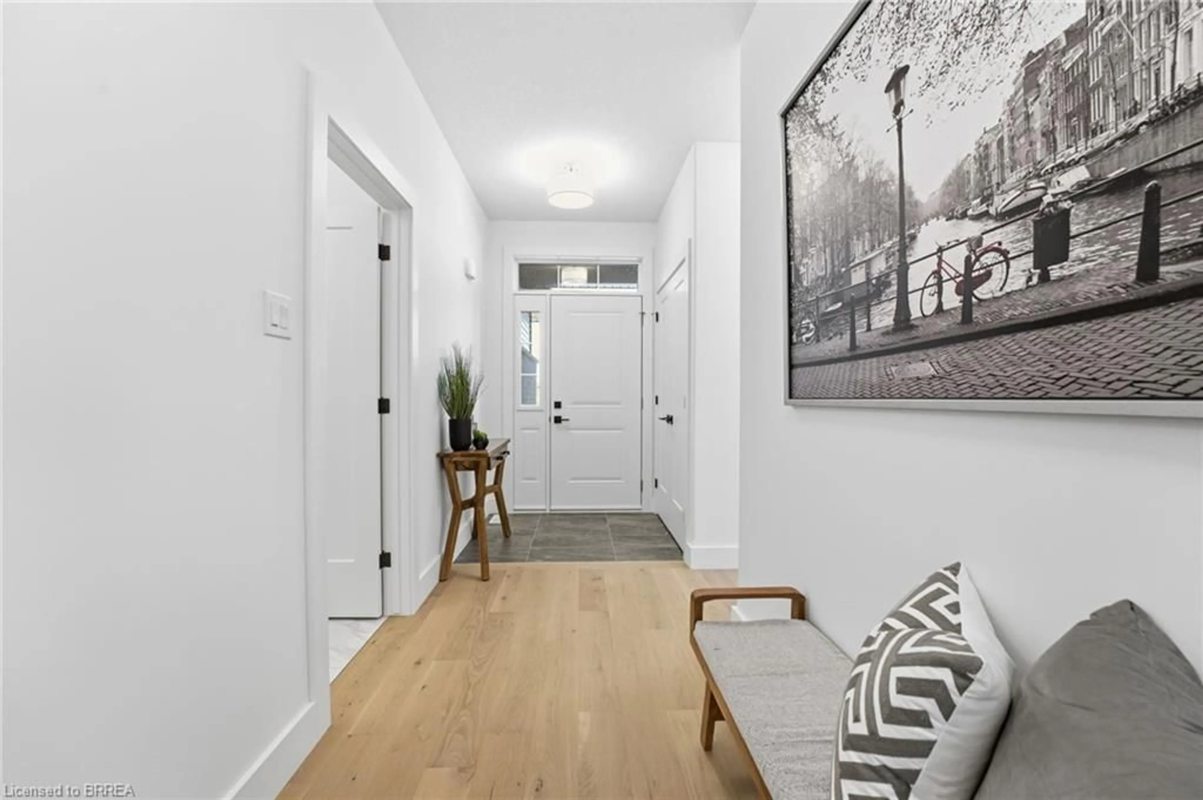 Indoor entryway for 146 Vanrooy Trail, Waterford Ontario N0E 1Y0