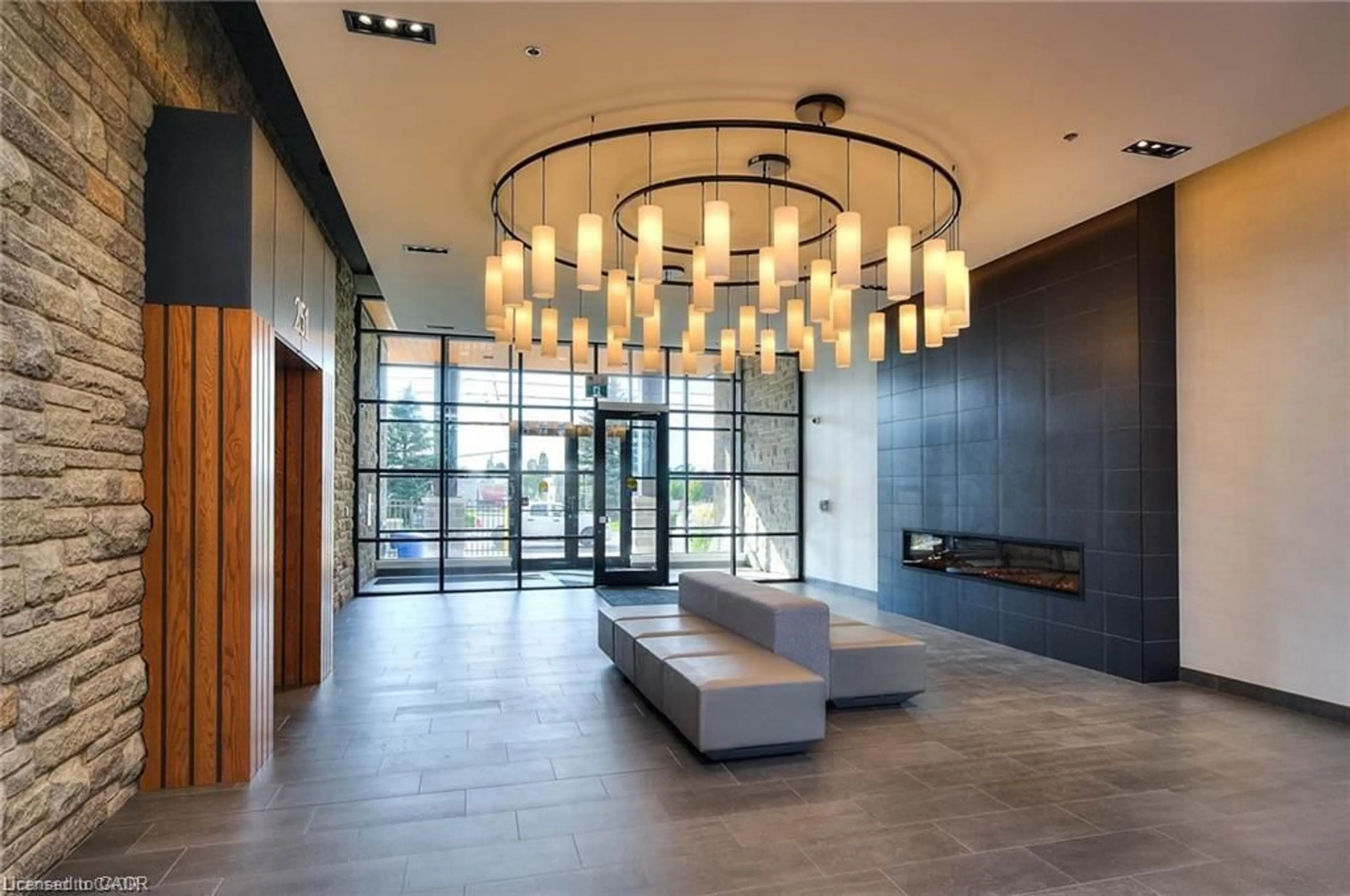 Indoor foyer for 251 Northfield Dr #510, Waterloo Ontario N2K 0G9