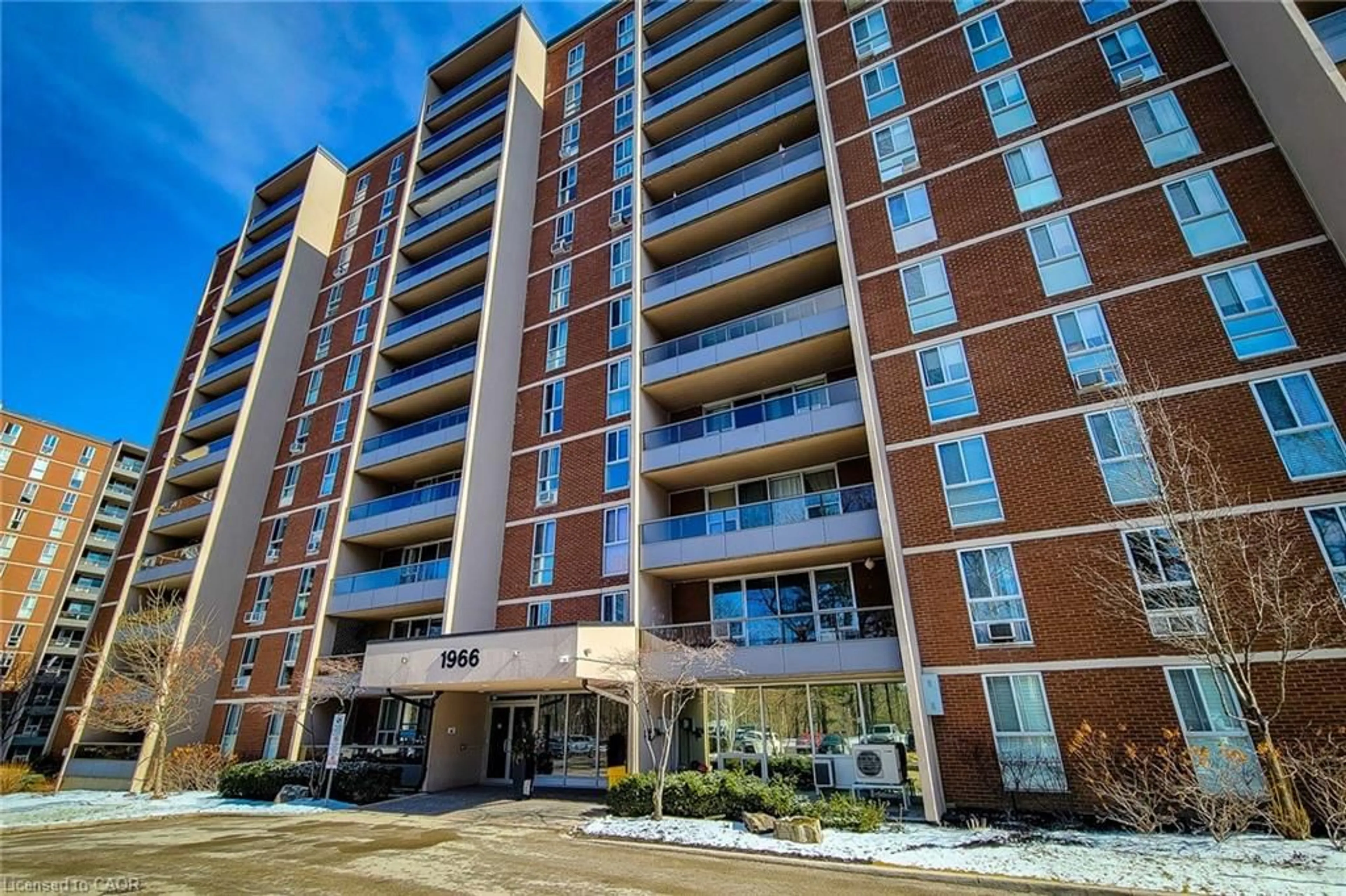 Indoor foyer for 1966 Main St #104, Hamilton Ontario L8S 1J6