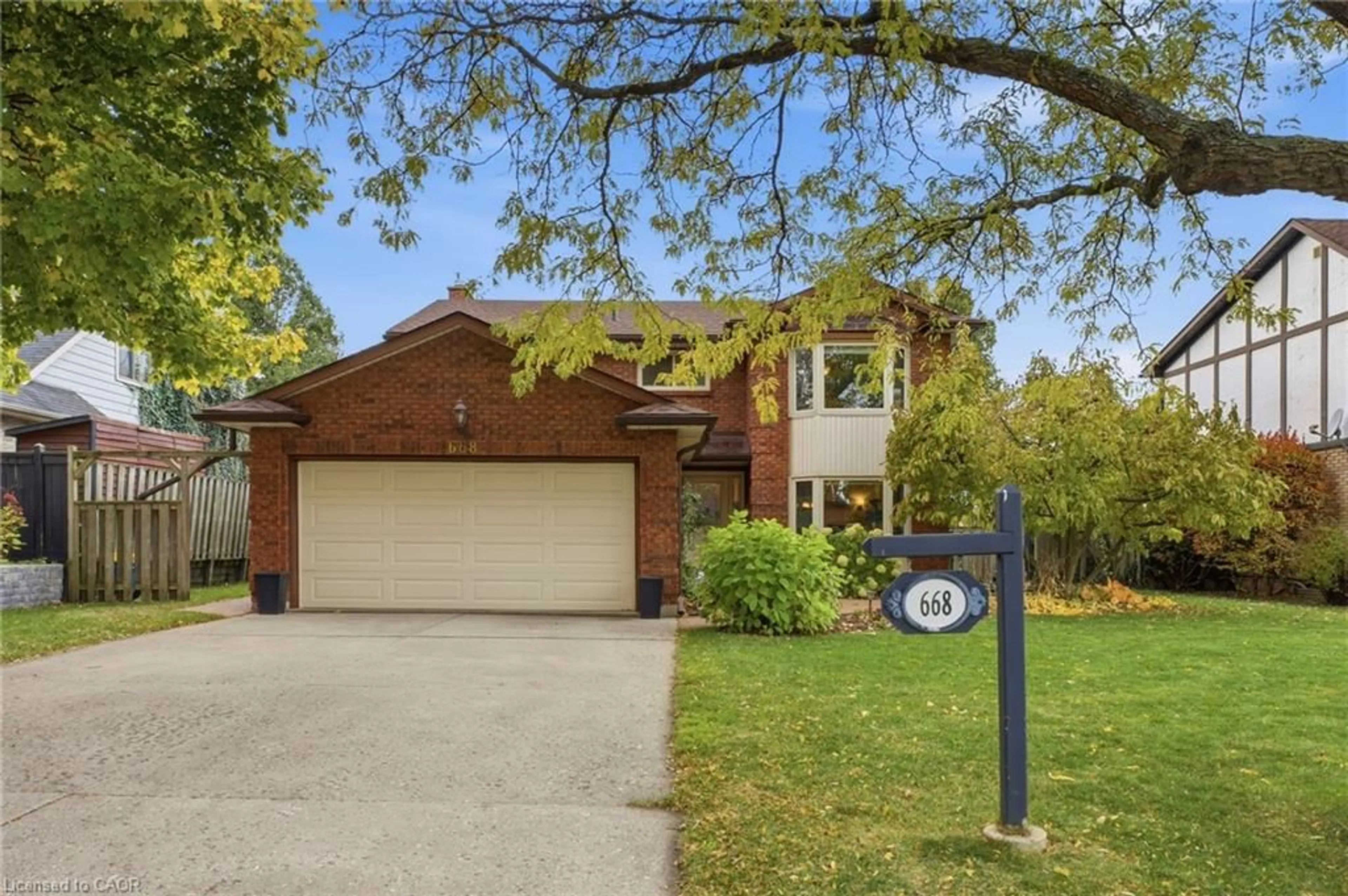 Home with brick exterior material, street for 668 Tomahawk Cres, Ancaster Ontario L9G 3R2