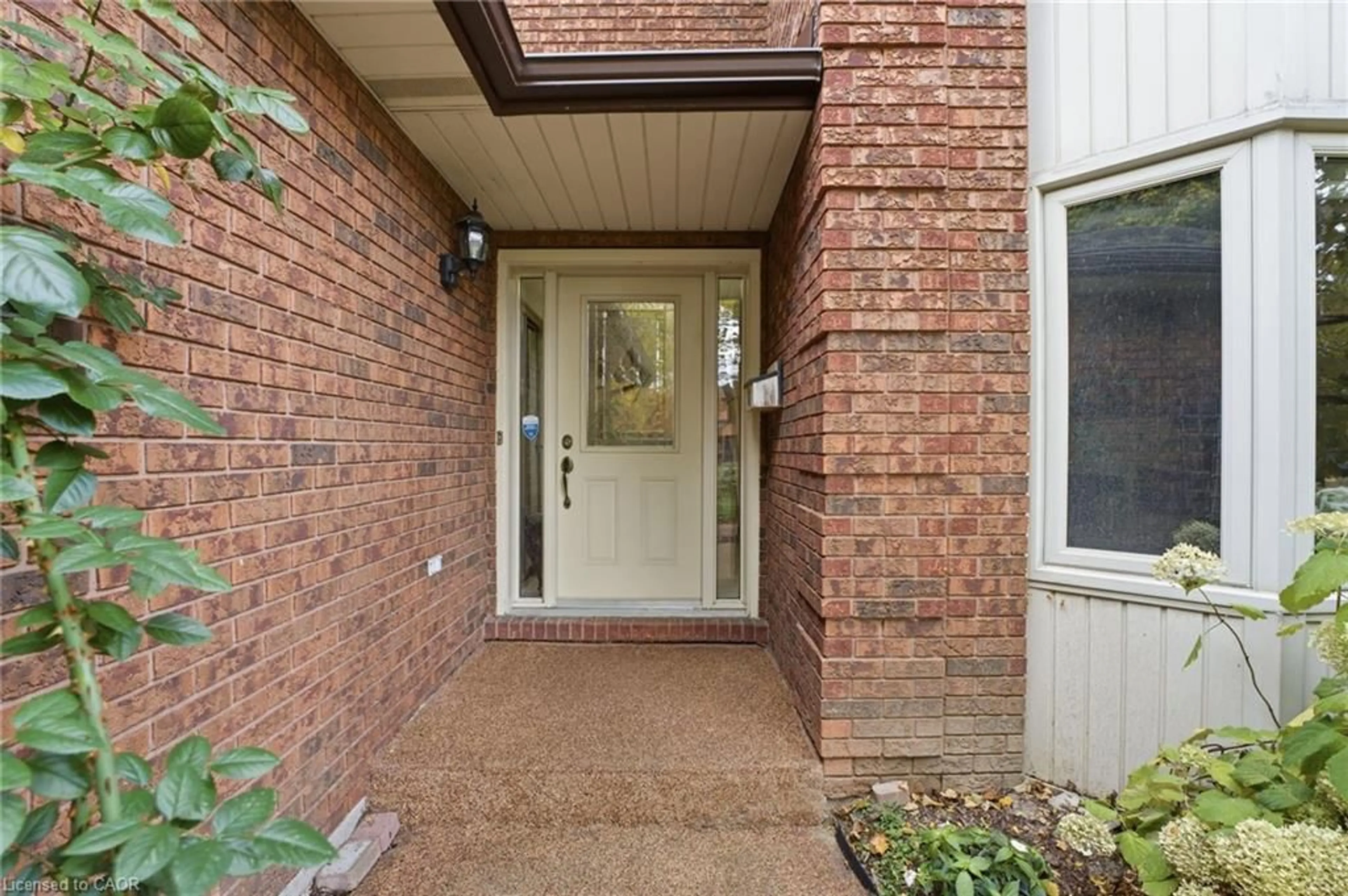 Indoor entryway for 668 Tomahawk Cres, Ancaster Ontario L9G 3R2