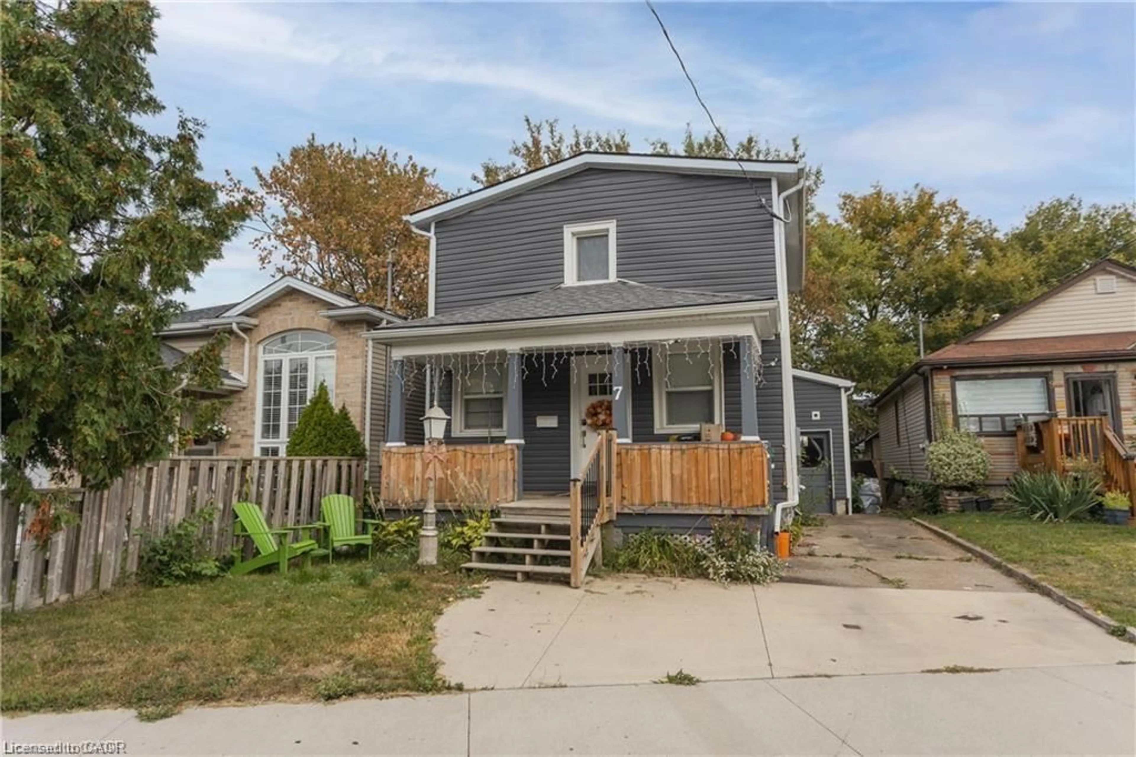 Home with vinyl exterior material, street for 7 Lailey St, St. Catharines Ontario L2M 5G7