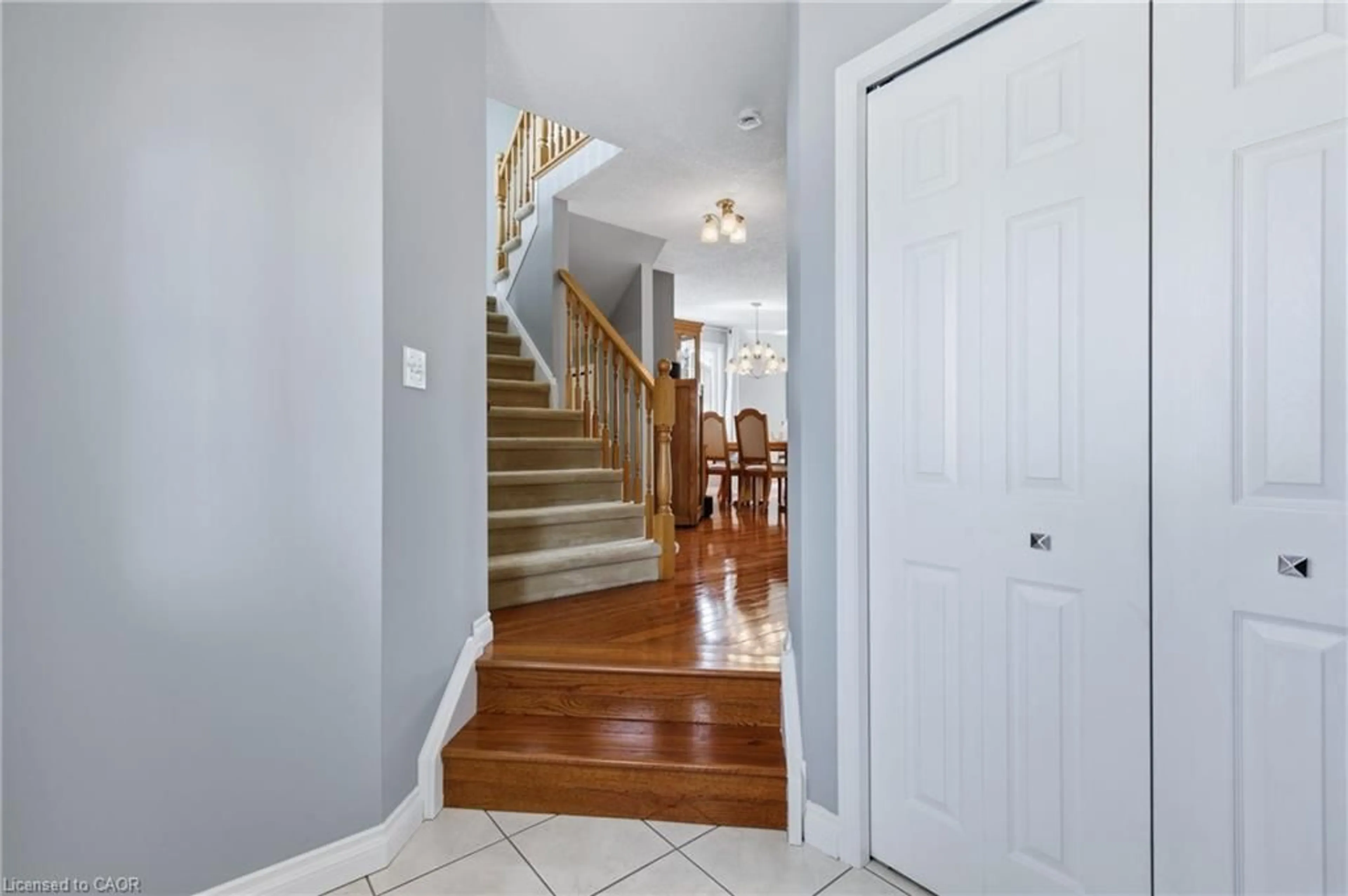 Indoor foyer for 453 Sandy Cove Cres, Waterloo Ontario N2K 4B6