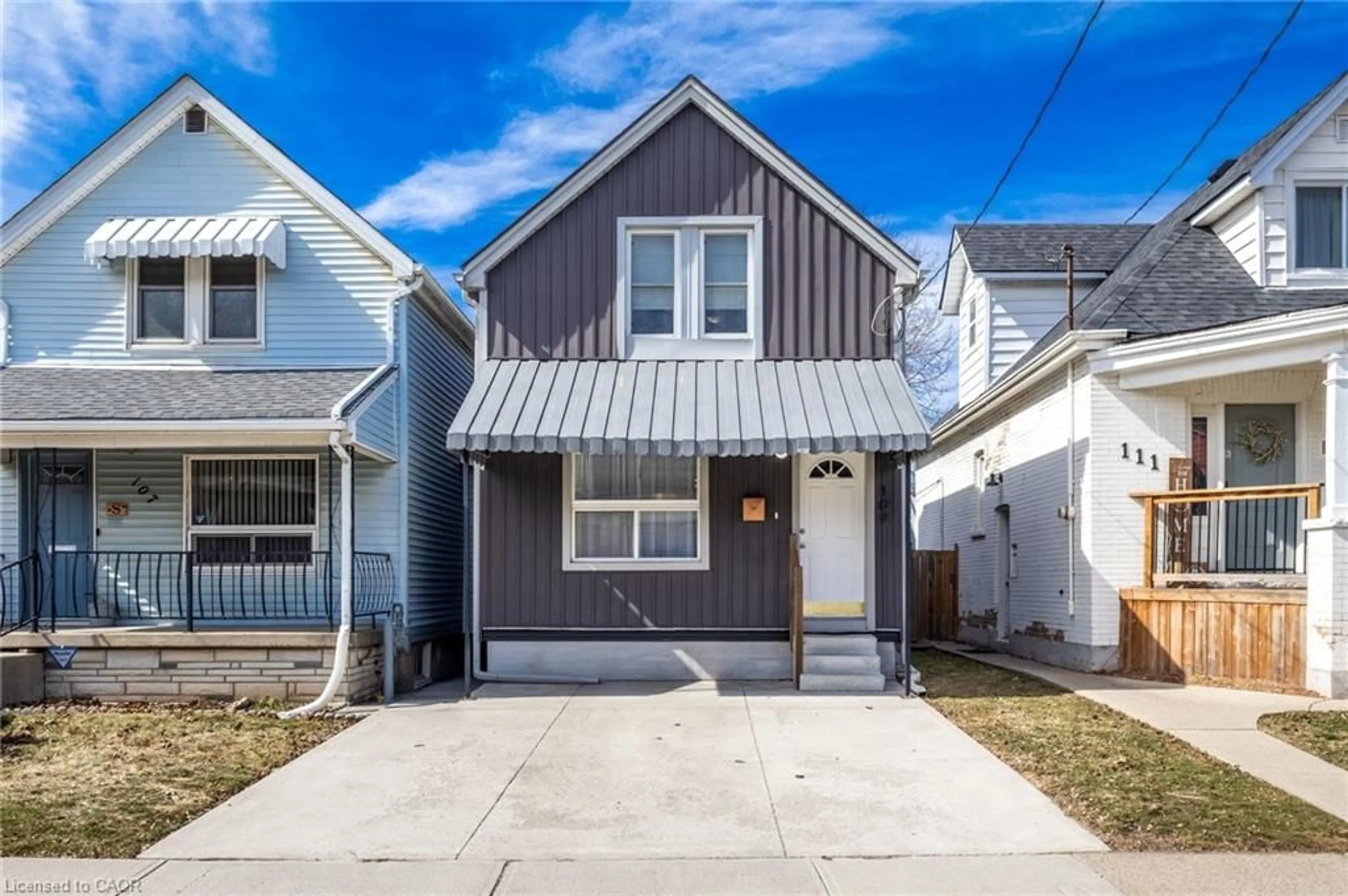 Home with vinyl exterior material, street for 109 Grosvenor Ave, Hamilton Ontario L8L 7S5