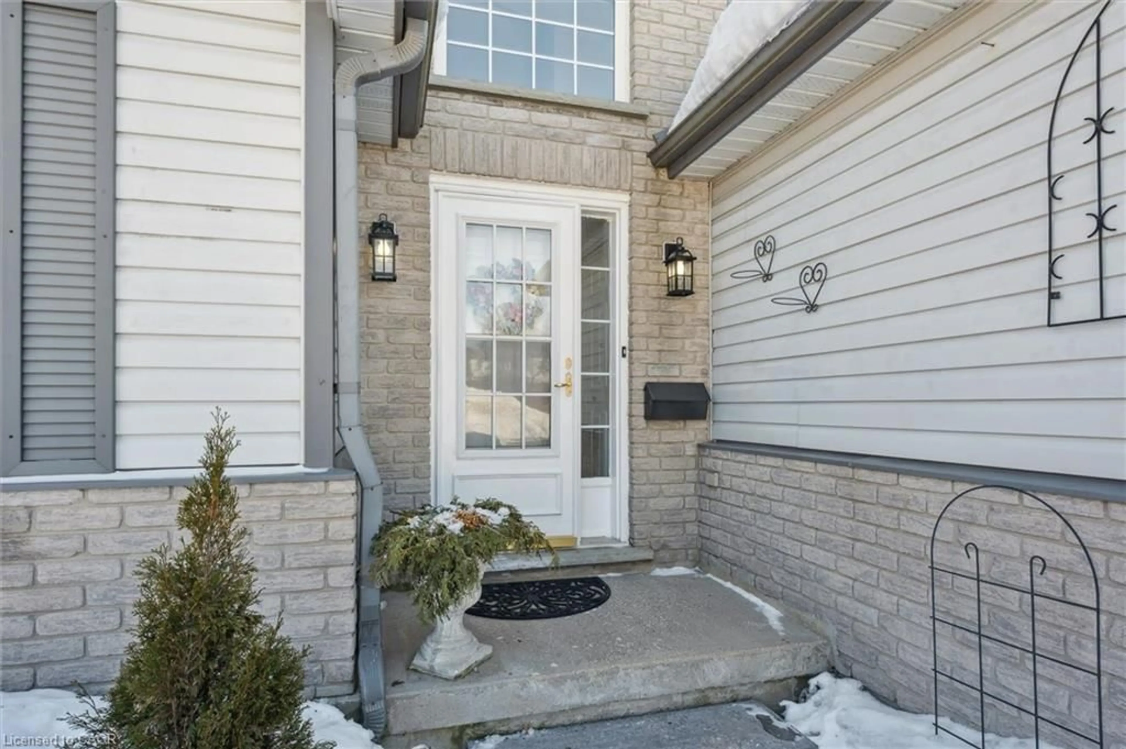 Indoor entryway for 663 Heathcliffe Pl, Waterloo Ontario N2T 2P3