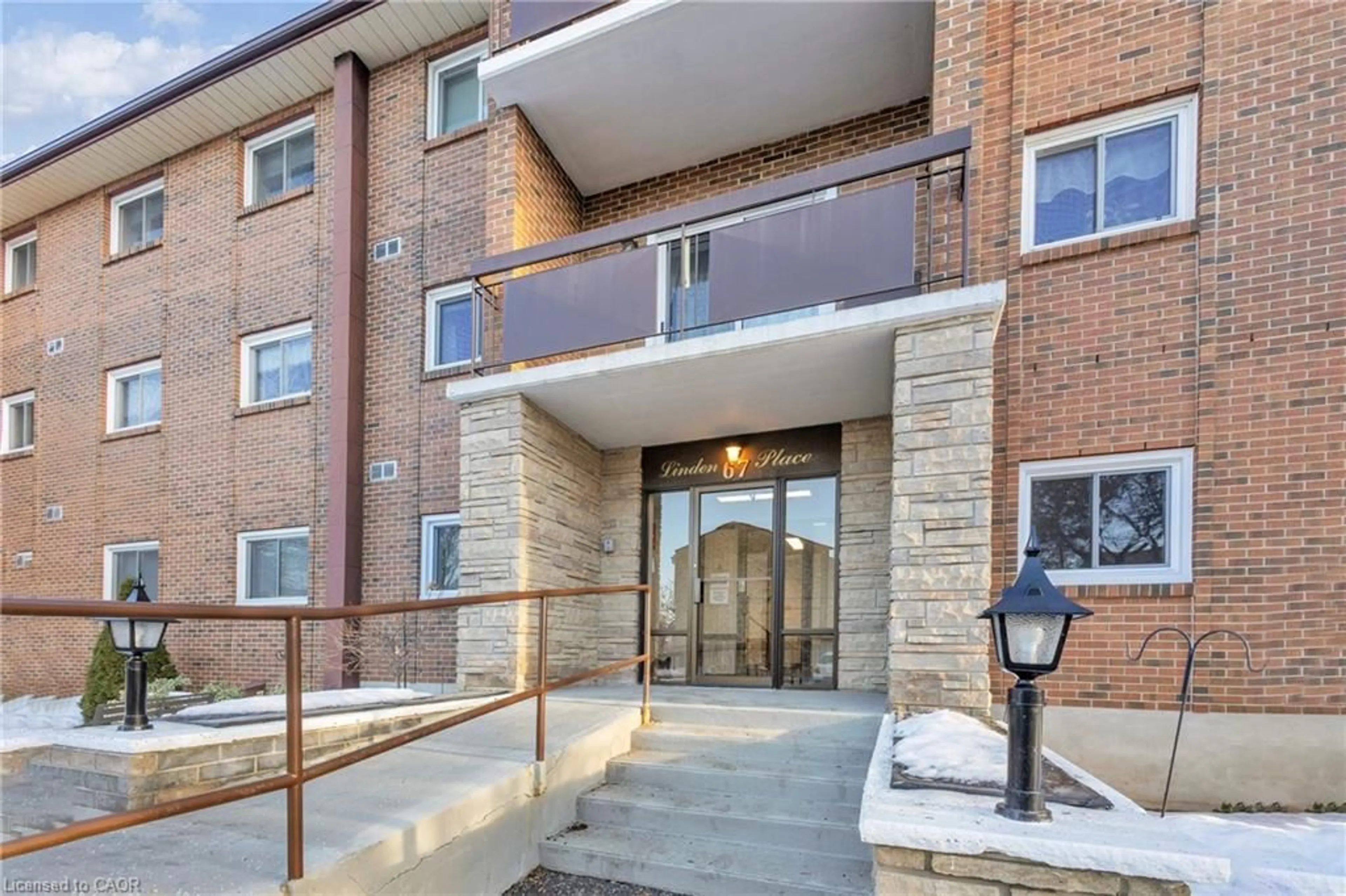 Indoor foyer for 67 Breckenridge Dr #202, Kitchener Ontario N2B 3R8