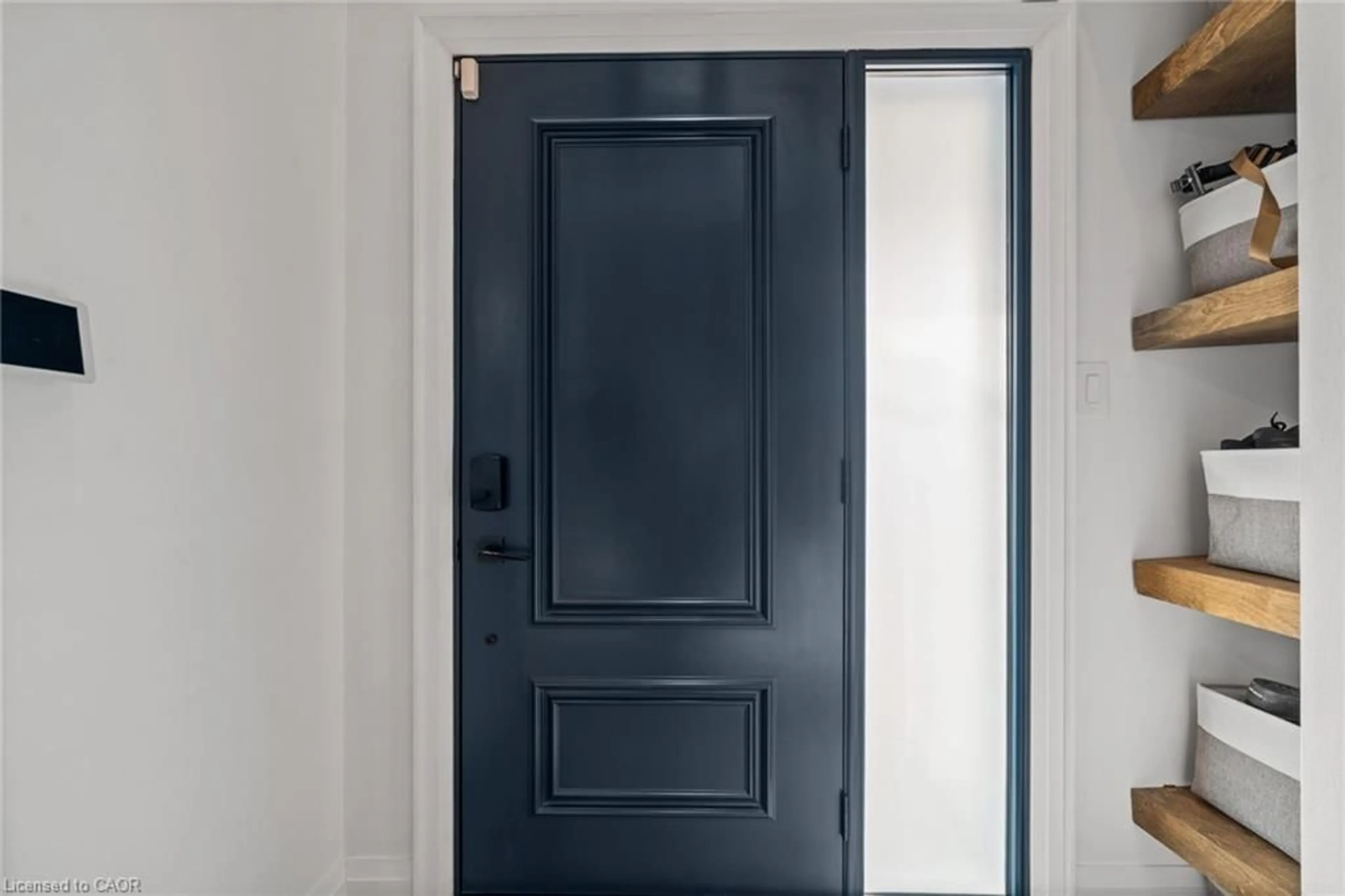 Indoor entryway for 5609 Thorn Lane, Burlington Ontario L7L 6T5