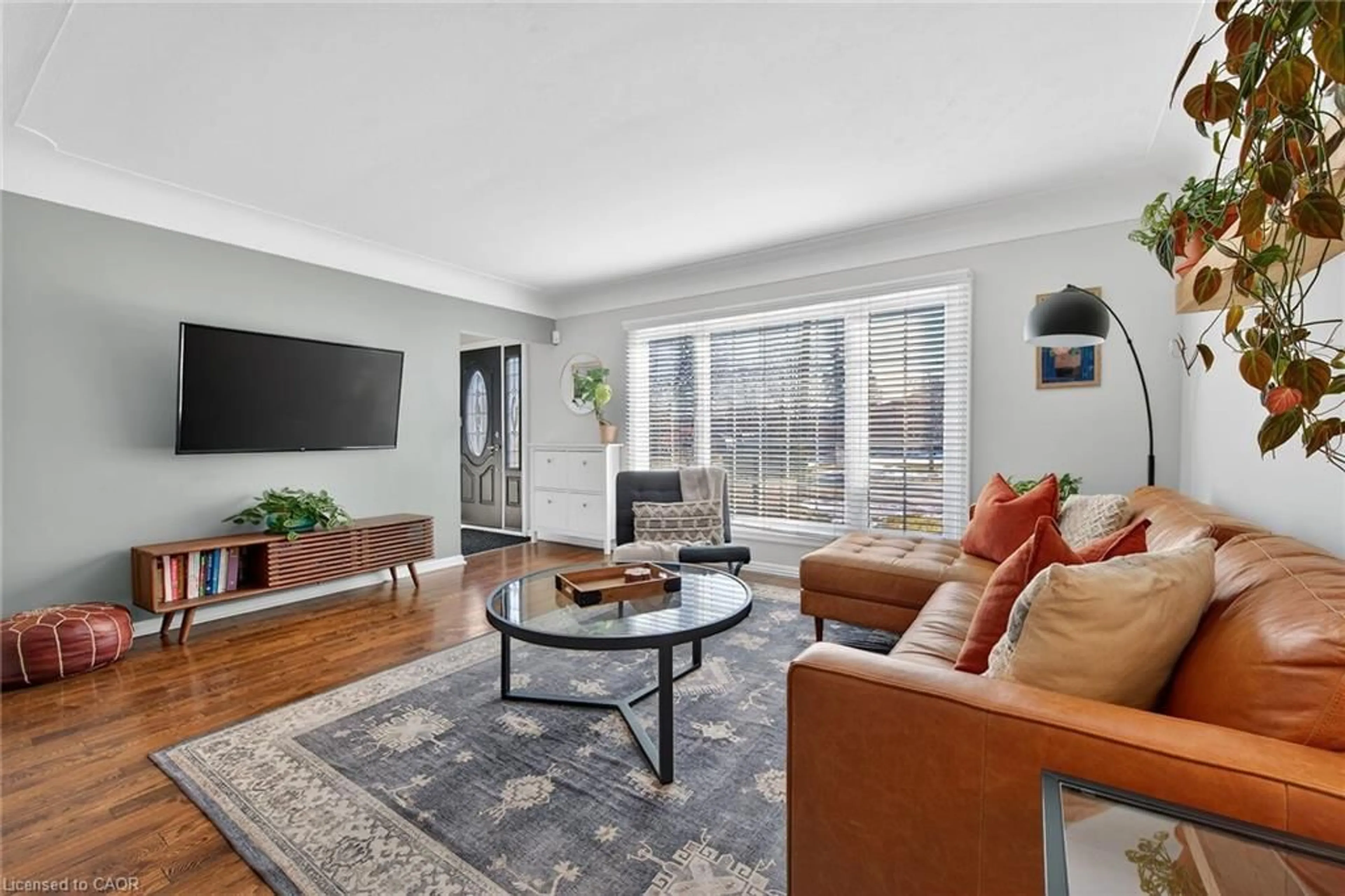 Living room with furniture, unknown for 124 West 24th St, Hamilton Ontario L9C 4W4