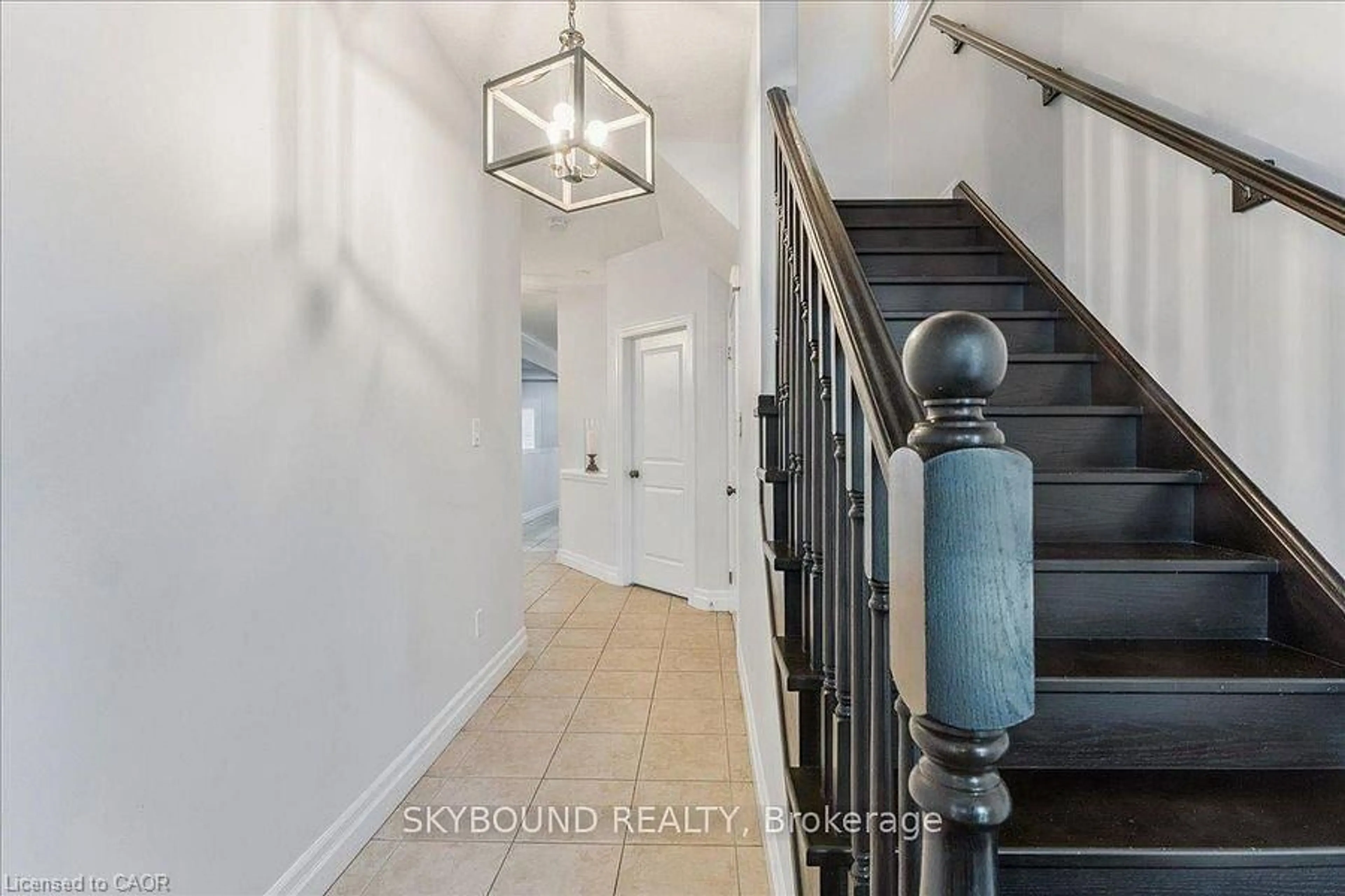 Indoor entryway for 344 Watervale Cres, Kitchener Ontario N2A 0G1