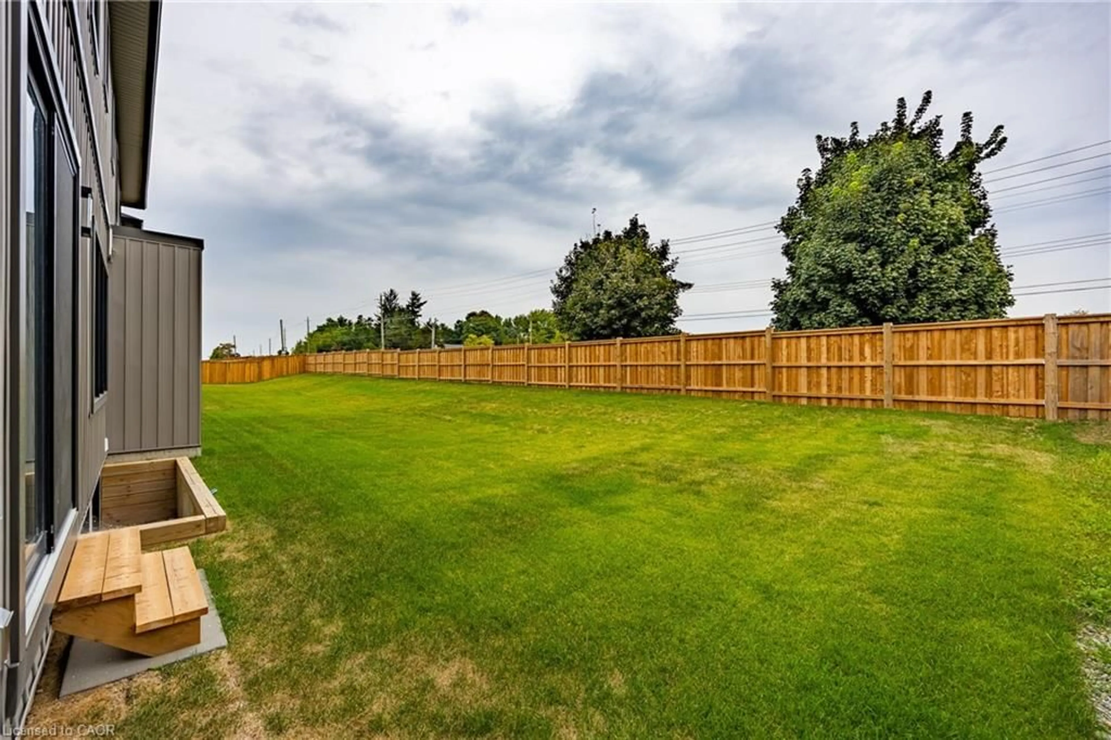 A pic from outside/outdoor area/front of a property/back of a property/a pic from drone, unknown for 99 Amber St, Waterford Ontario N0E 1Y0