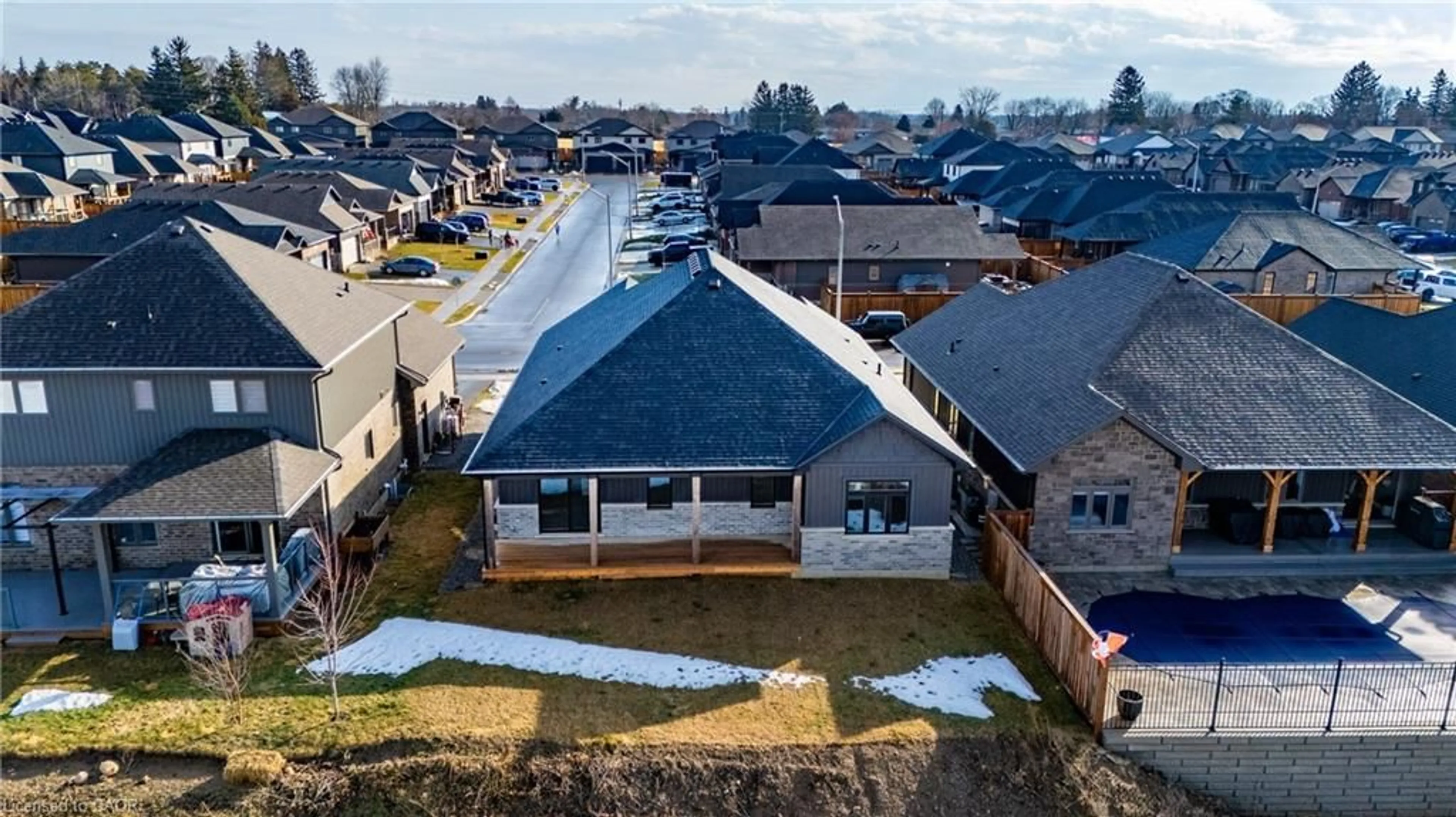 A pic from outside/outdoor area/front of a property/back of a property/a pic from drone, water/lake/river/ocean view for 135 Gibbons St, Waterford Ontario N0E 1Y0