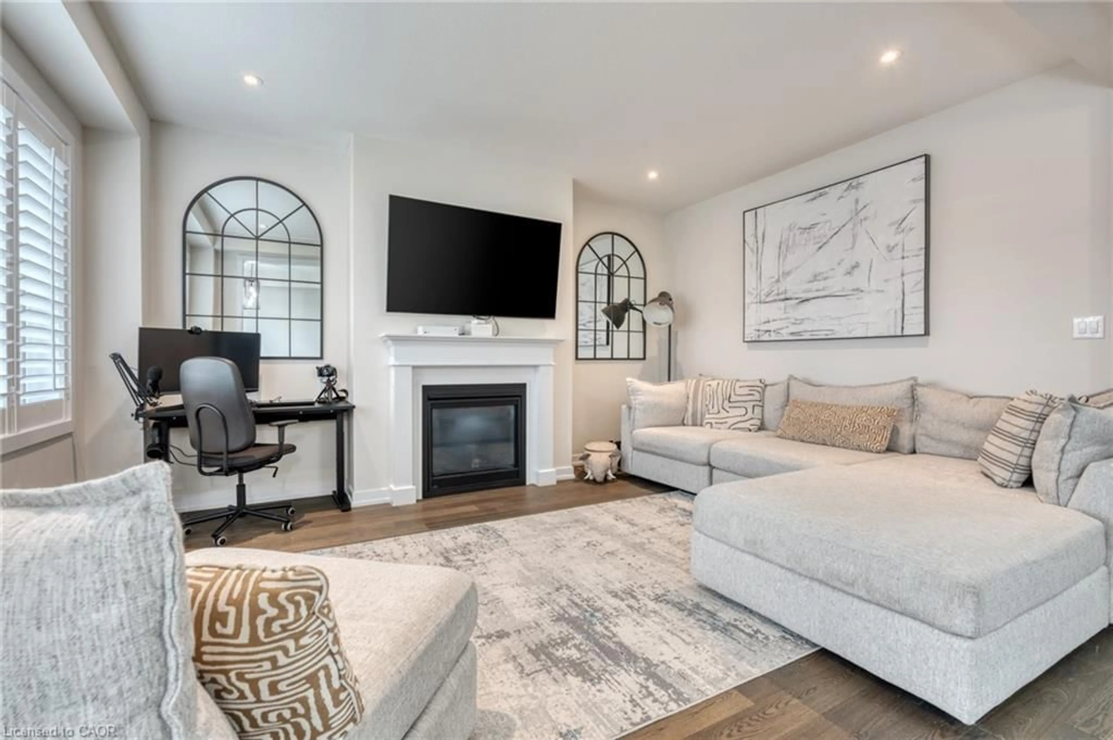 Living room with furniture, unknown for 47 Sundin Dr, Haldimand County Ontario N3W 0H3