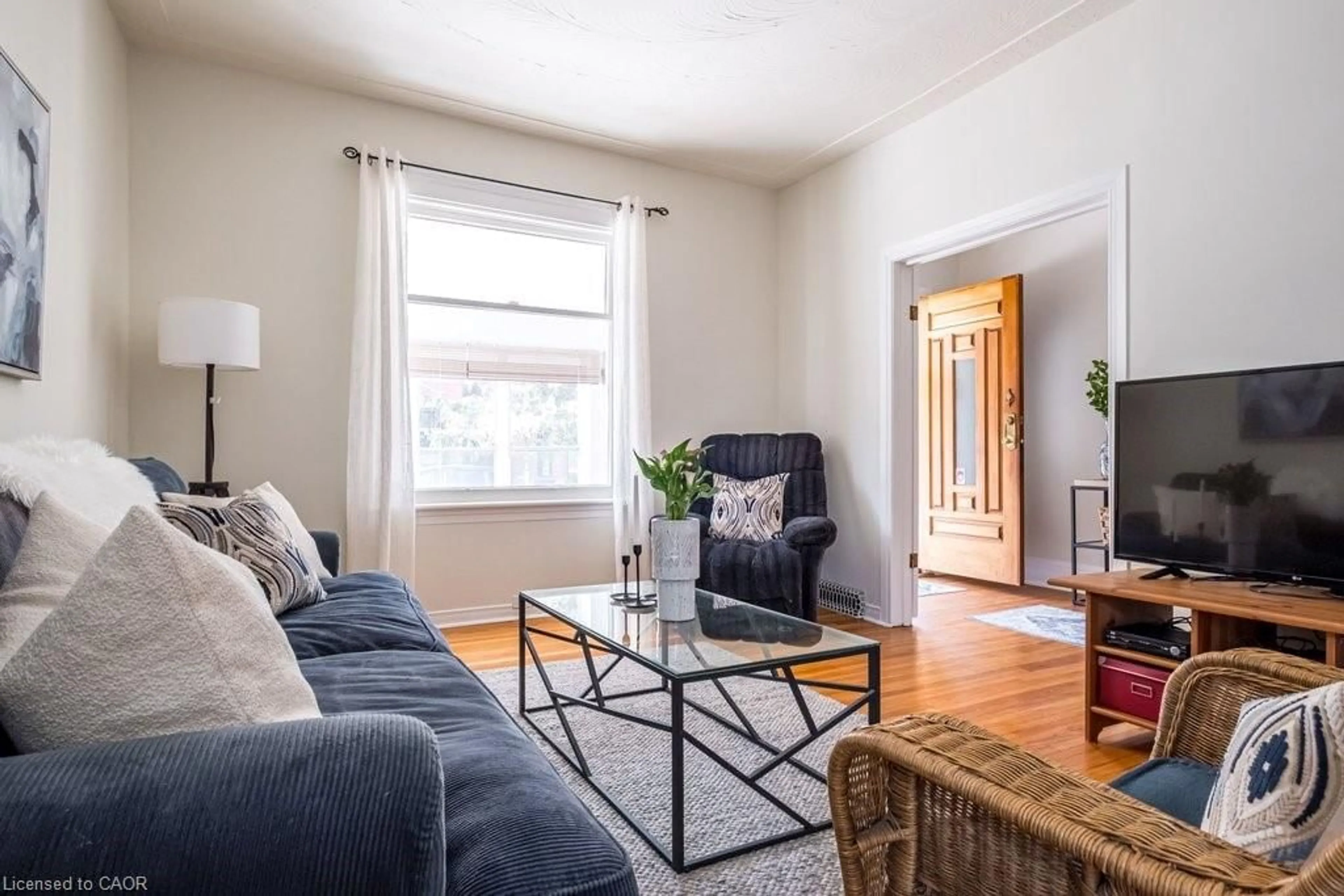 Living room with furniture, wood/laminate floor for 23 Bruce St, Hamilton Ontario L8P 3M5