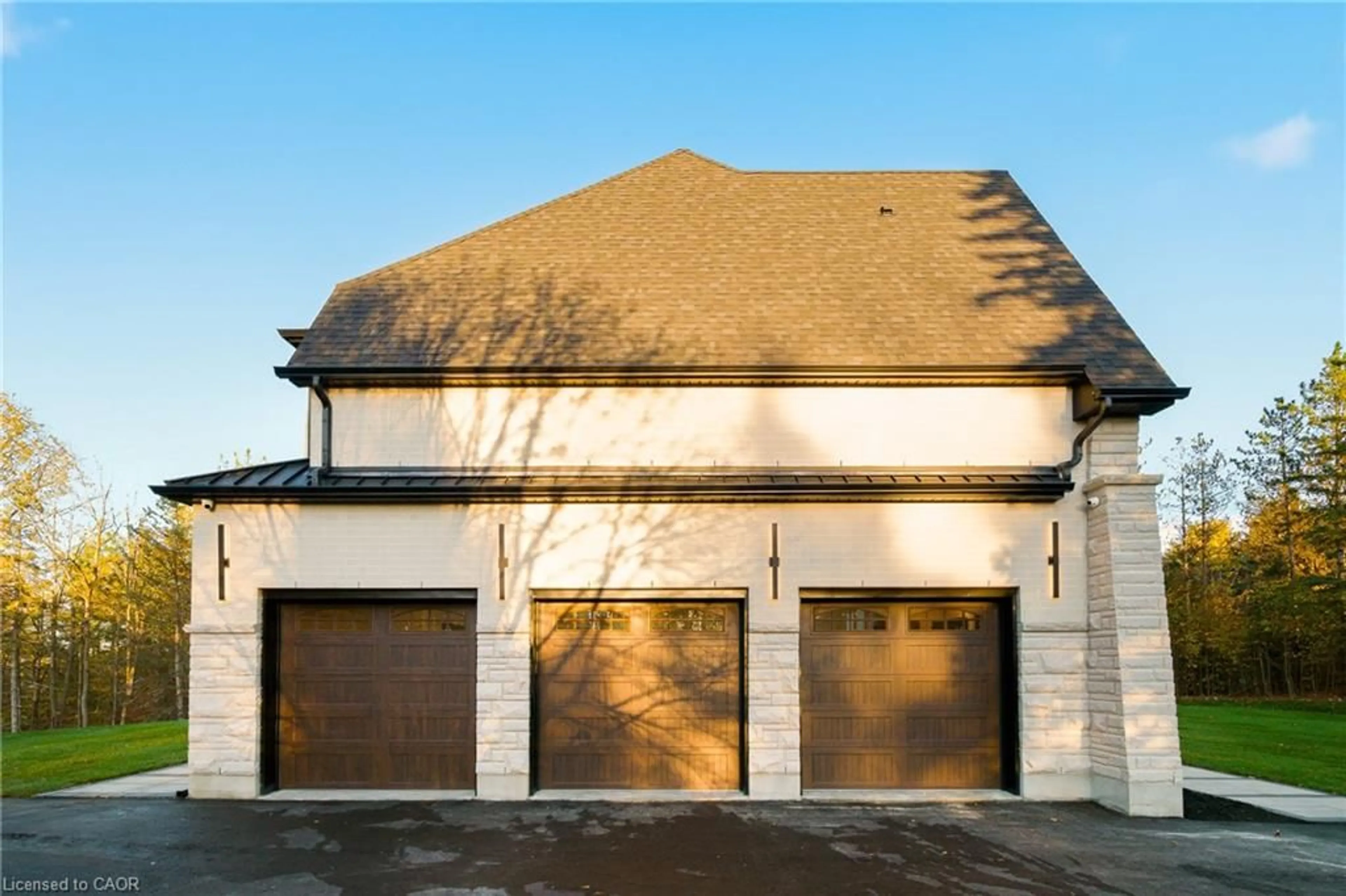 Indoor garage for 7006 Concession Road 4, Puslinch Ontario N0B 2J0