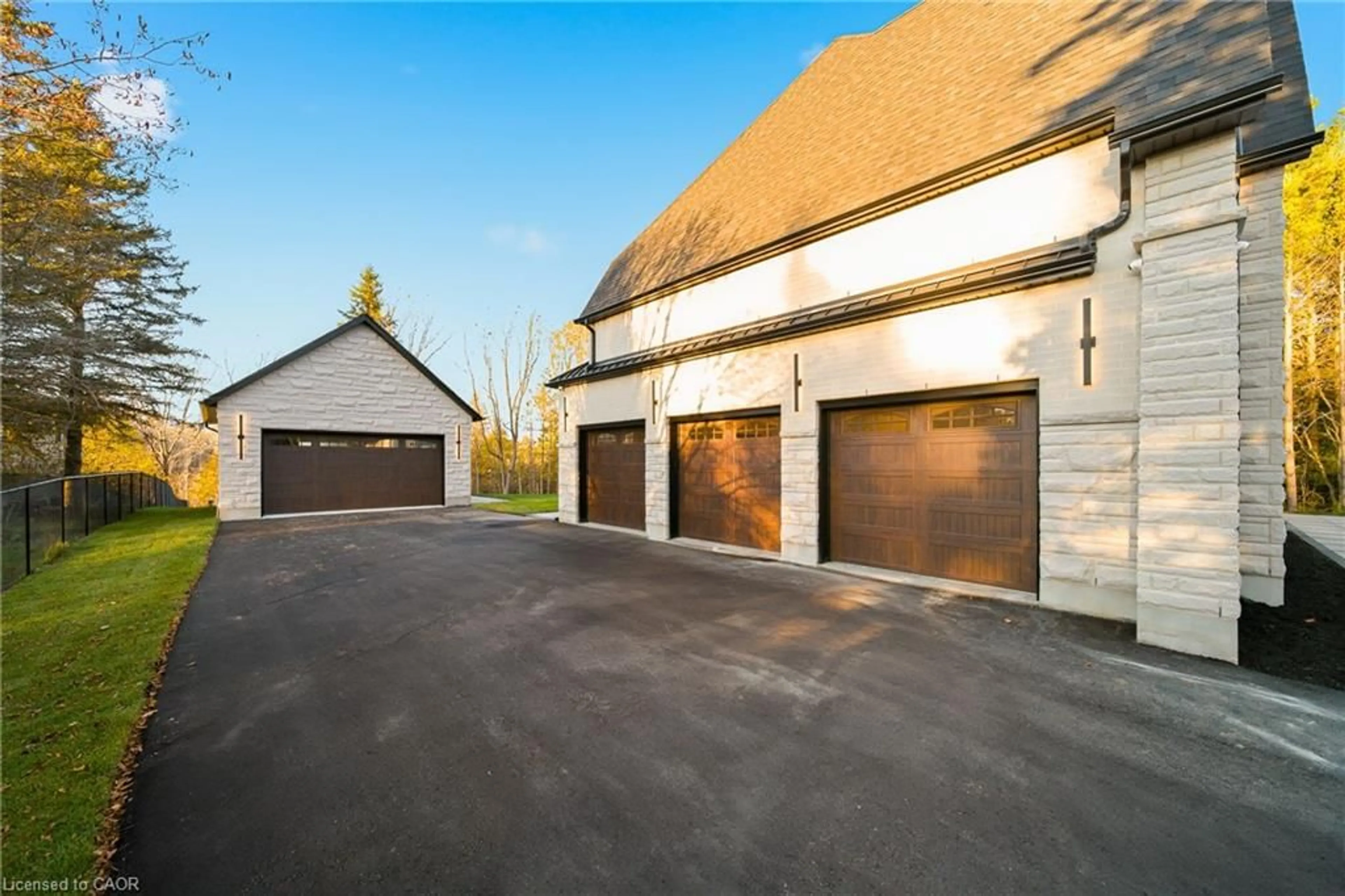 Indoor garage for 7006 Concession Road 4, Puslinch Ontario N0B 2J0