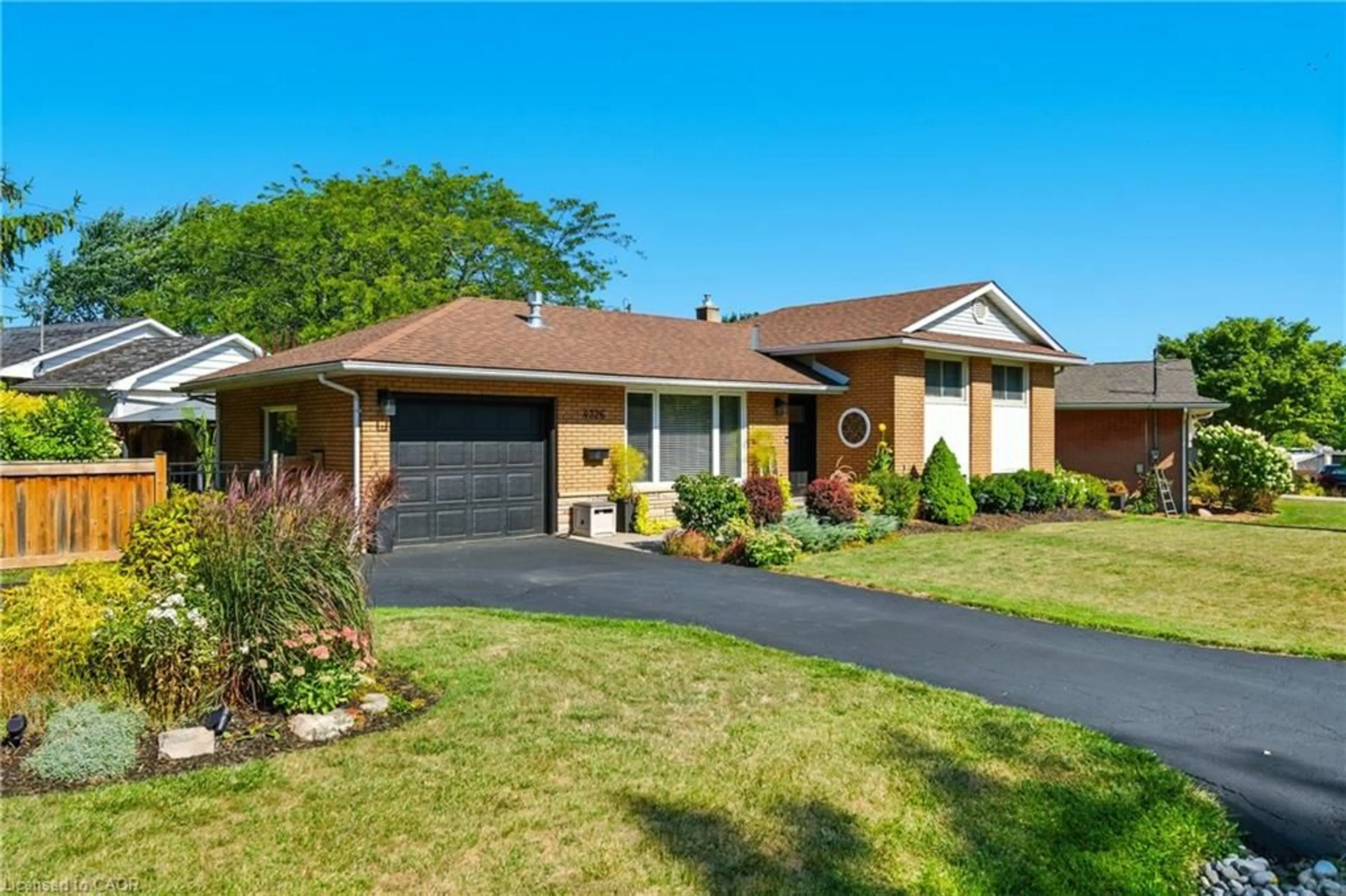Home with brick exterior material, street for 4326 Hillview Dr, Beamsville Ontario L3J 0H8