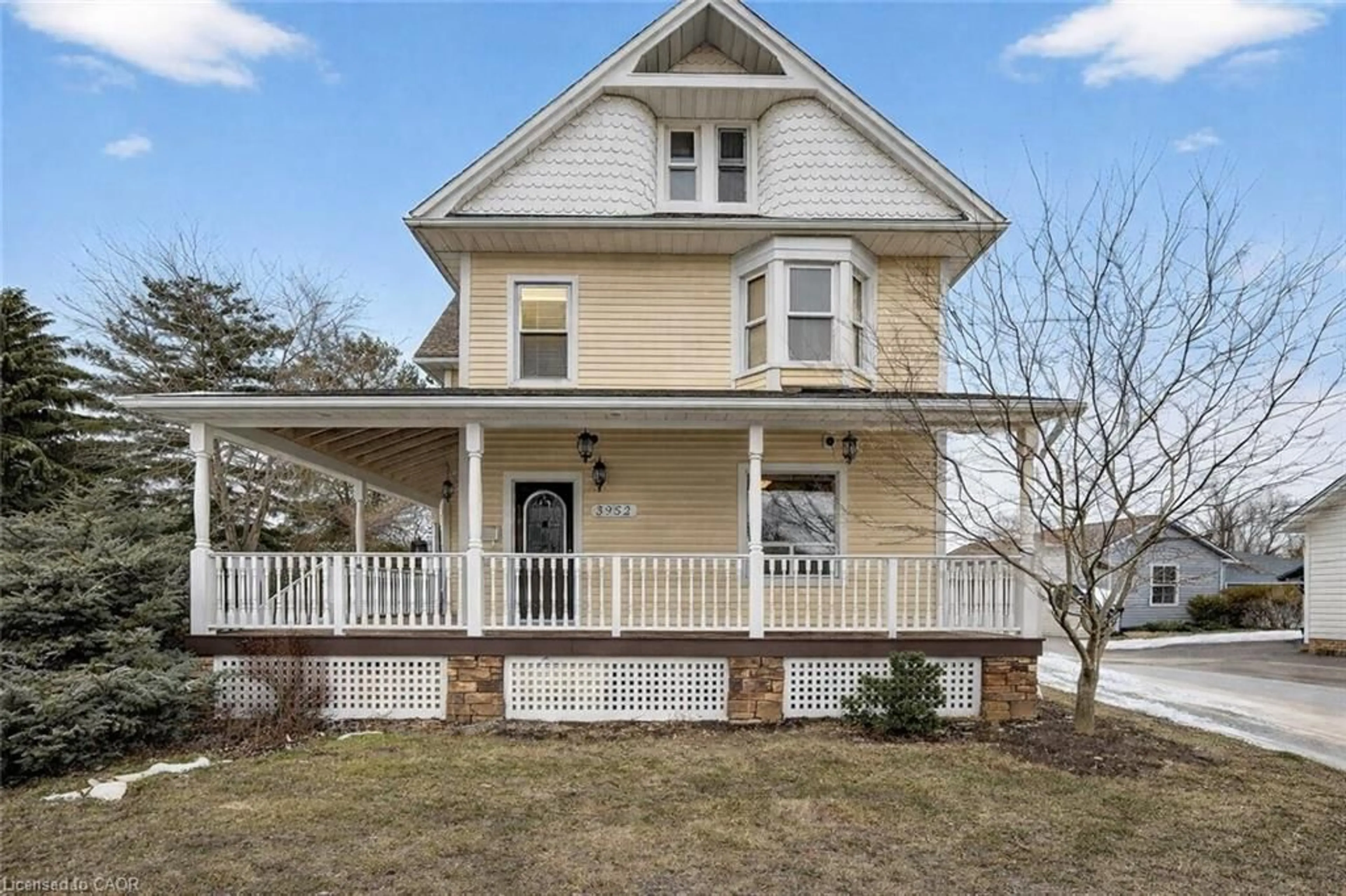 Home with vinyl exterior material, street for 3952 Victoria Ave, Vineland Ontario L0R 2C0