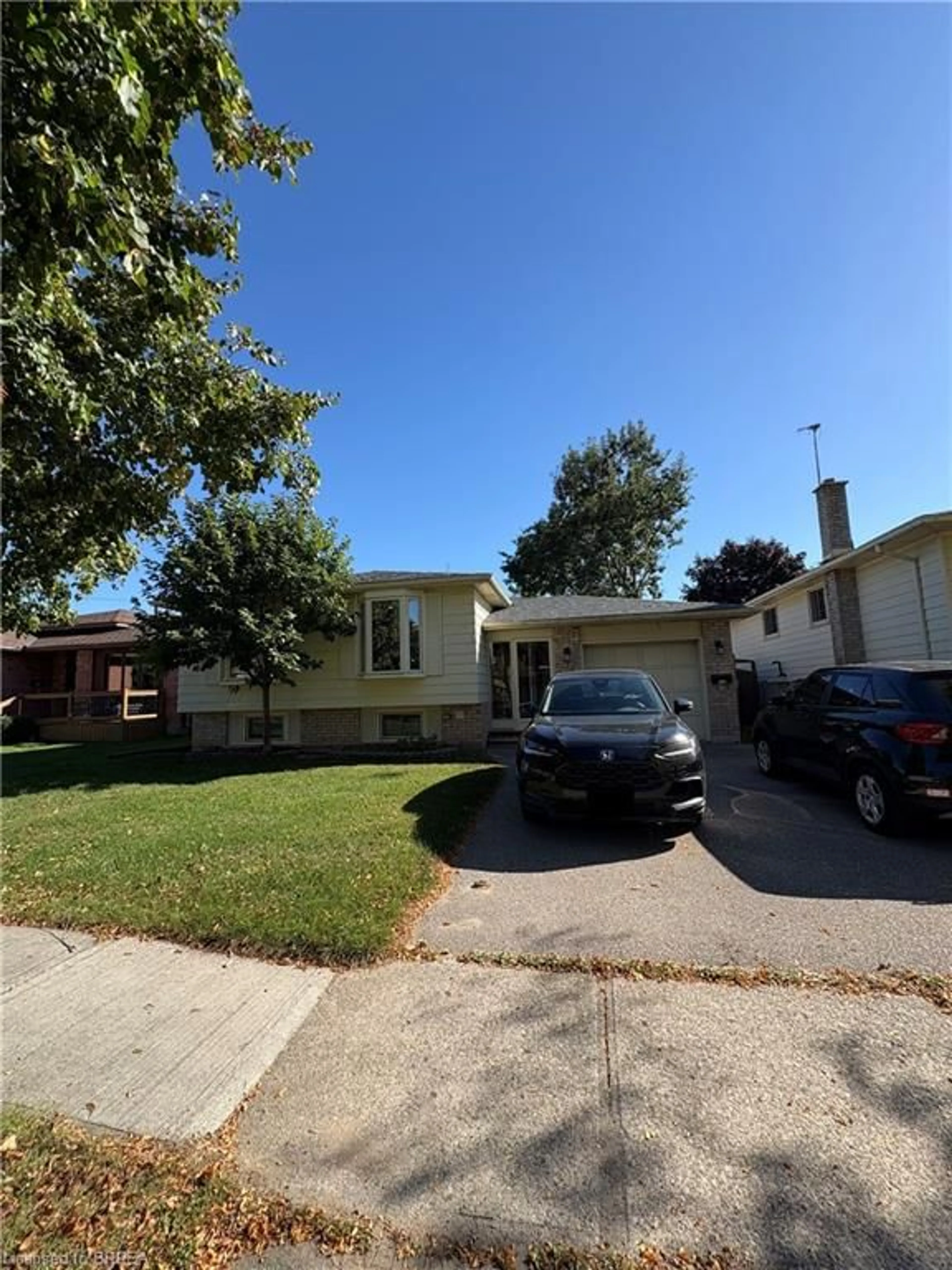 Home with vinyl exterior material, street for 11 Nashua Dr, Brantford Ontario N3P 1L1